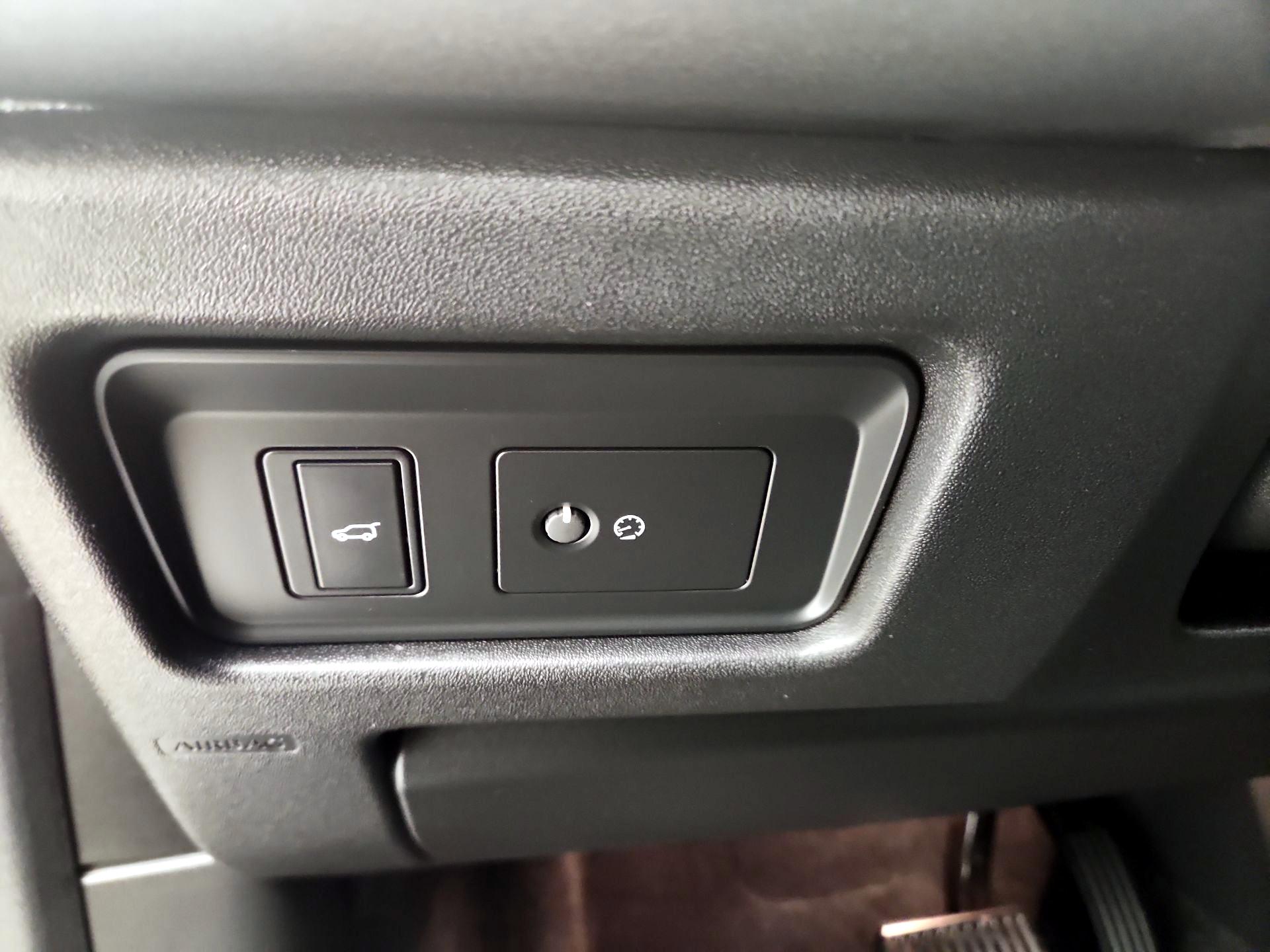 Thumbnail: 2019 Land Rover Discovery Sport - 13
