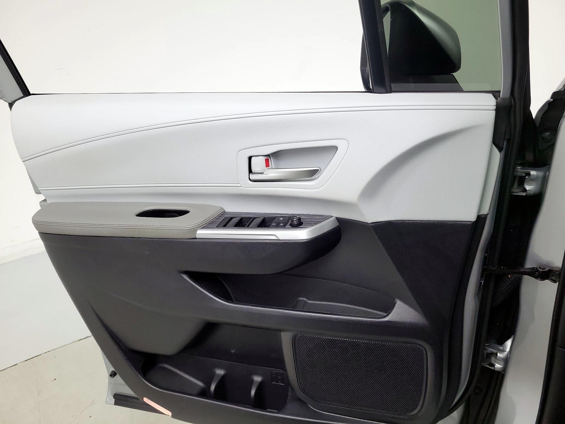Thumbnail: 2025 Toyota Sienna - 12