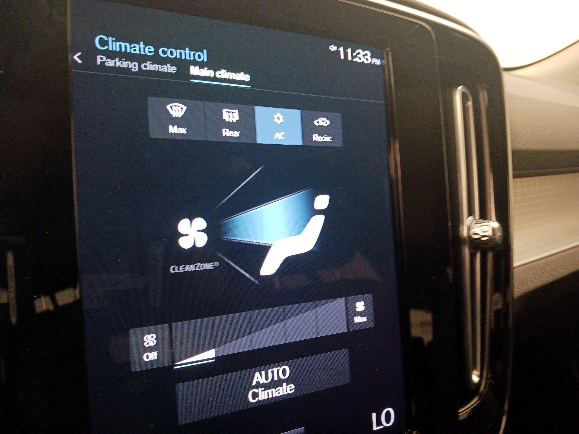 Thumbnail: 2021 Volvo XC40 - 17