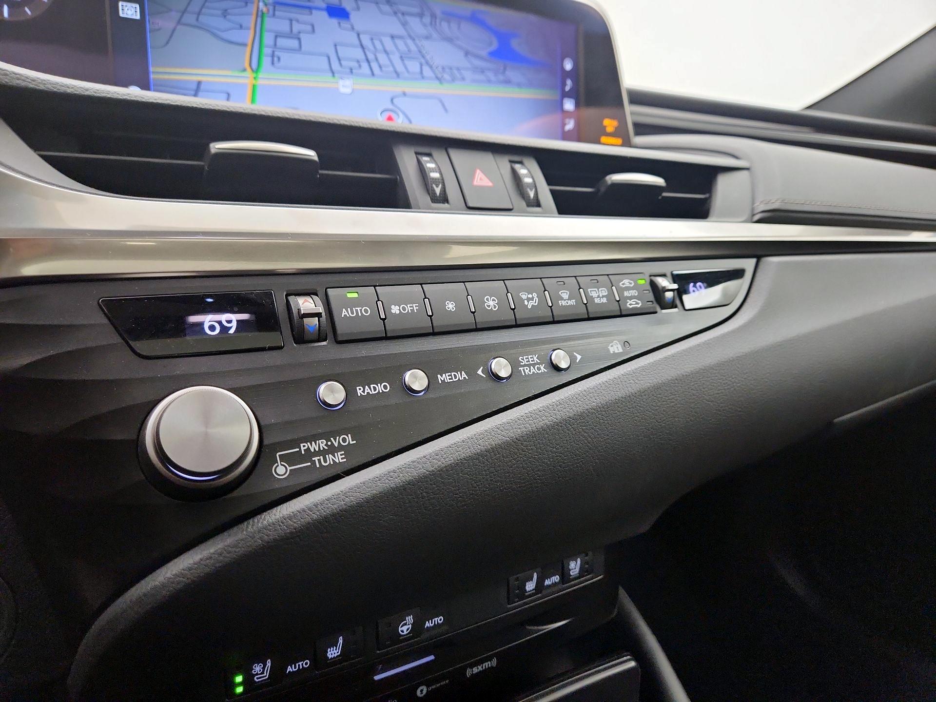 Thumbnail: 2021 Lexus ES - 17