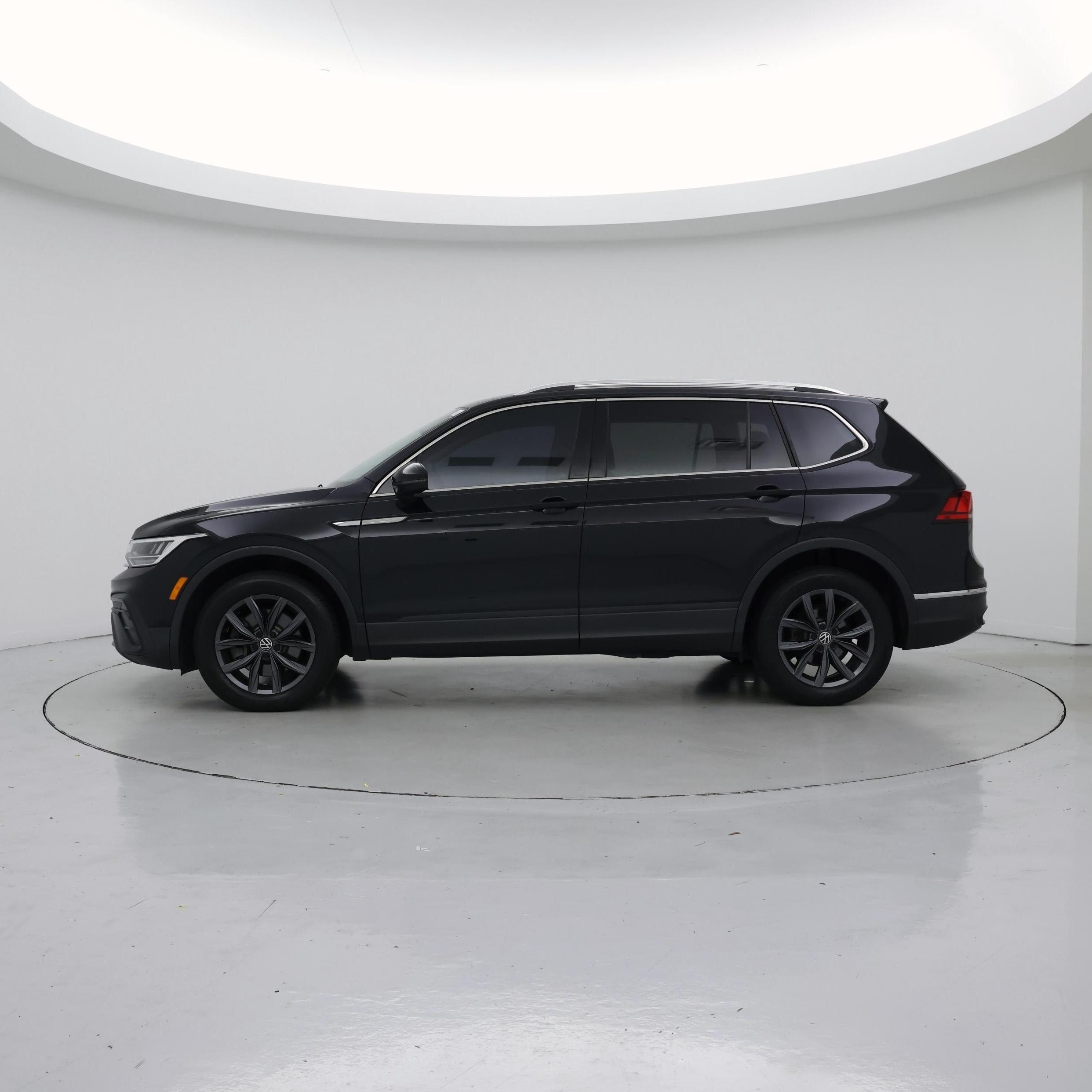 Thumbnail: 2022 Volkswagen Tiguan - 3