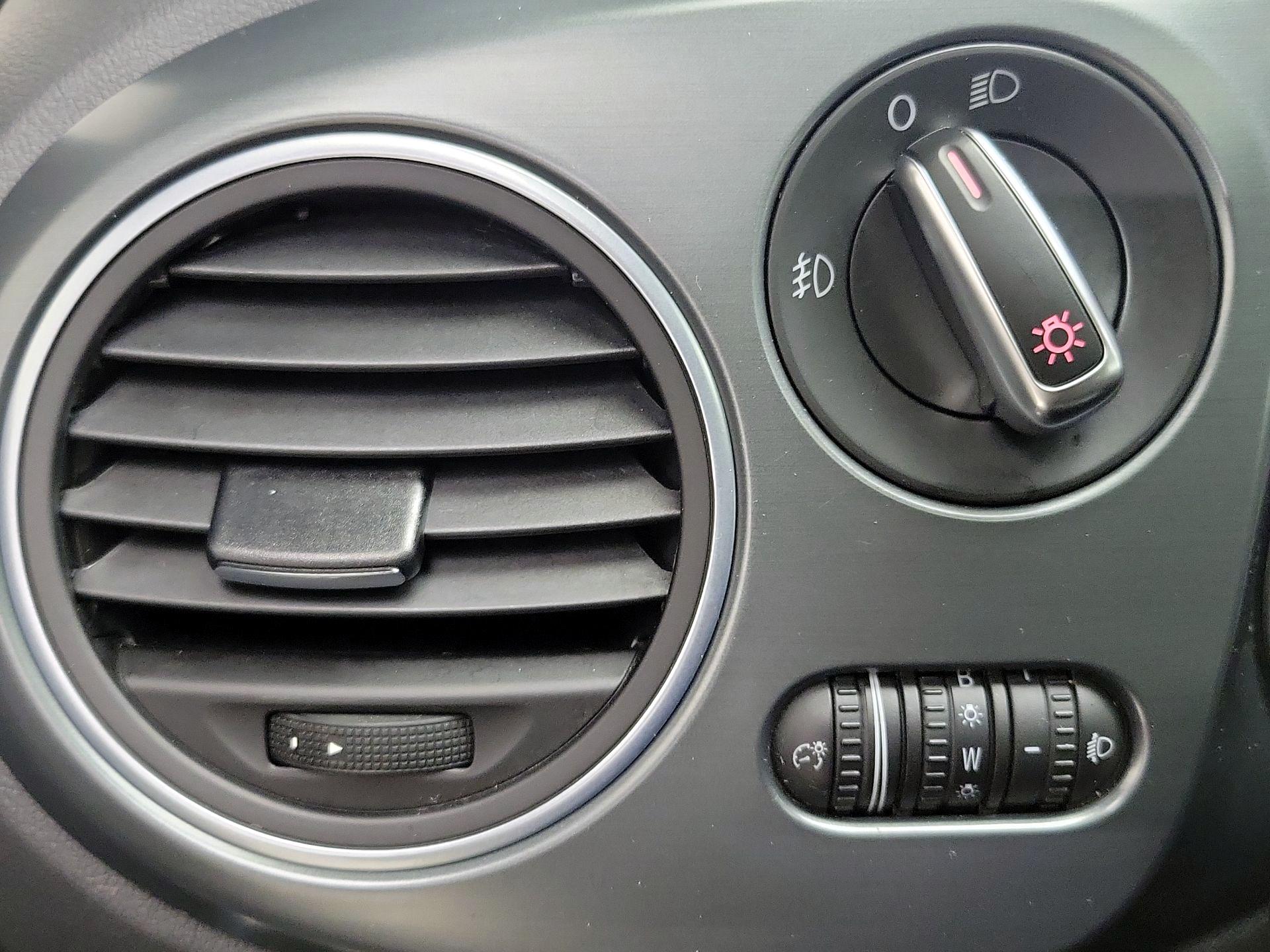 Thumbnail: 2014 Volkswagen Beetle - 13