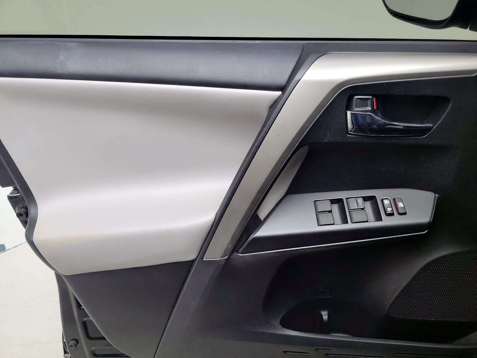 Thumbnail: 2018 Toyota RAV4 - 12