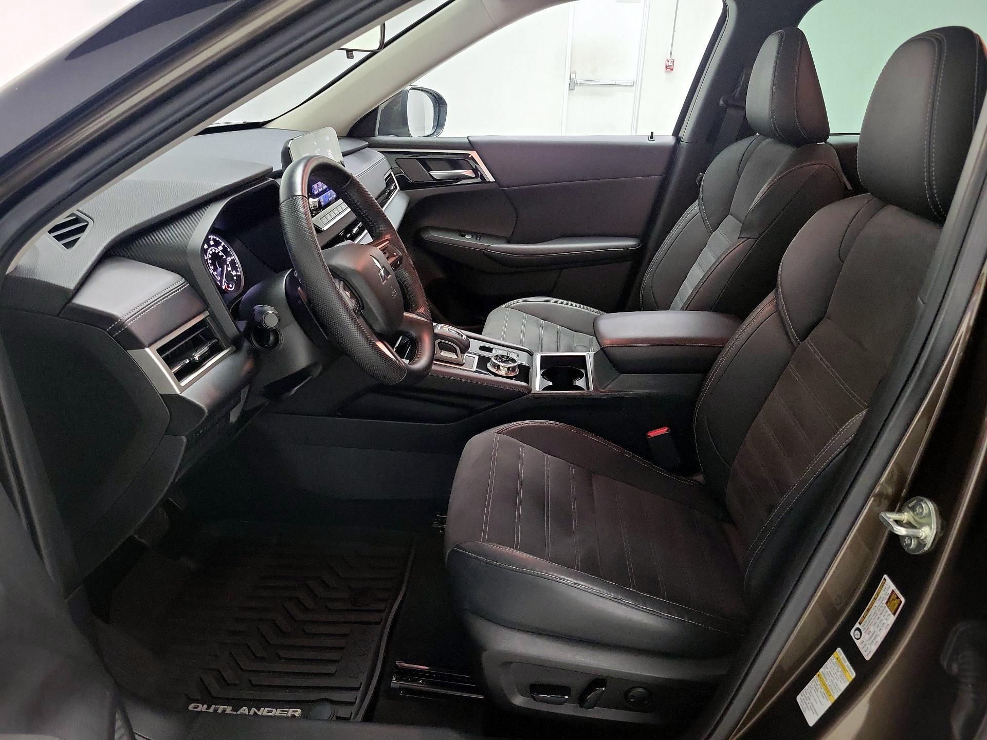Thumbnail: 2023 Mitsubishi Outlander - 11
