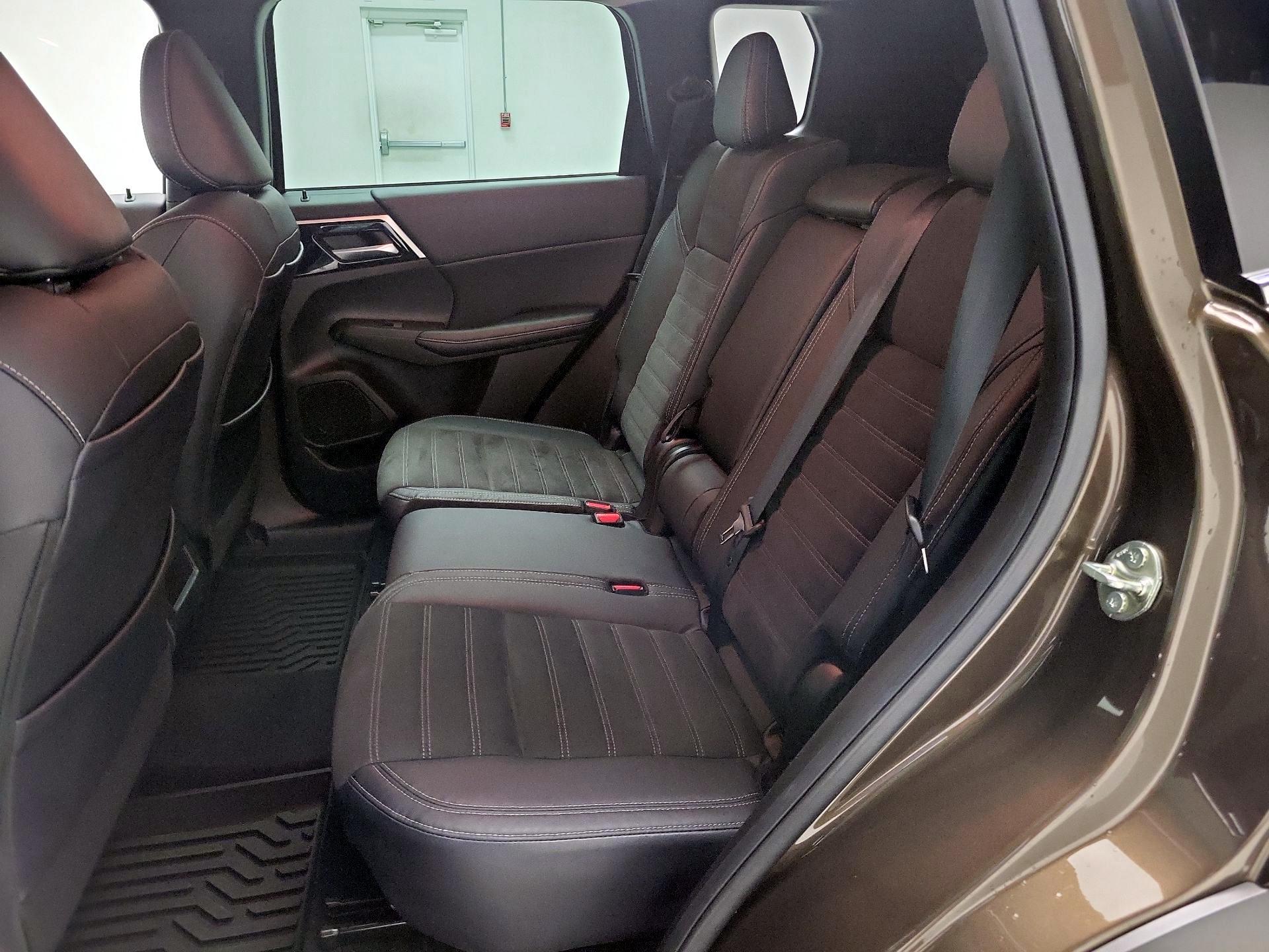 Thumbnail: 2023 Mitsubishi Outlander - 19