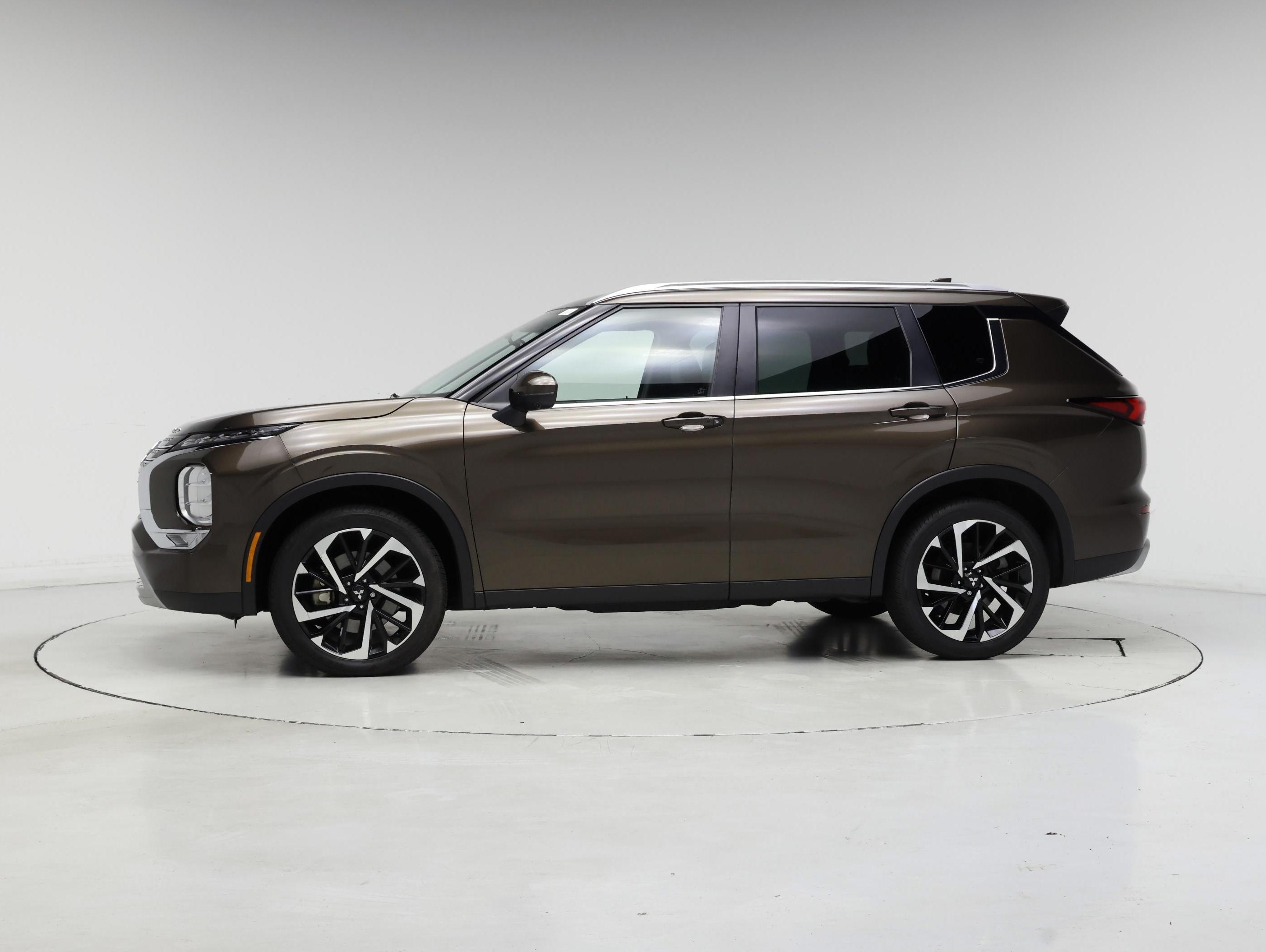 Thumbnail: 2023 Mitsubishi Outlander - 3