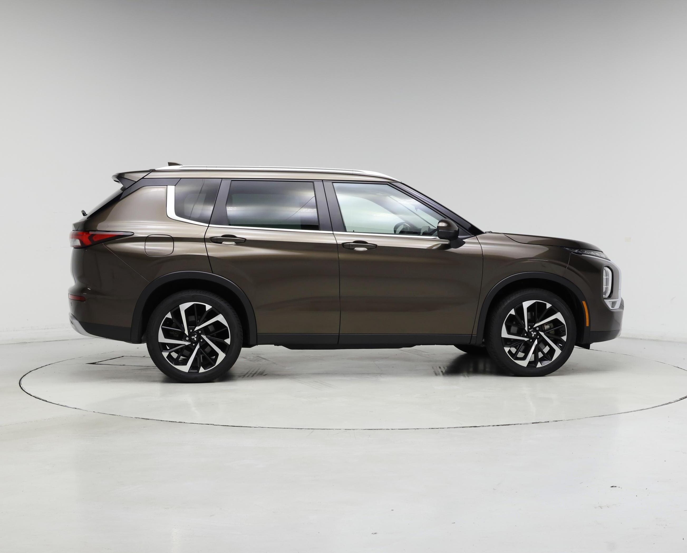 Thumbnail: 2023 Mitsubishi Outlander - 7