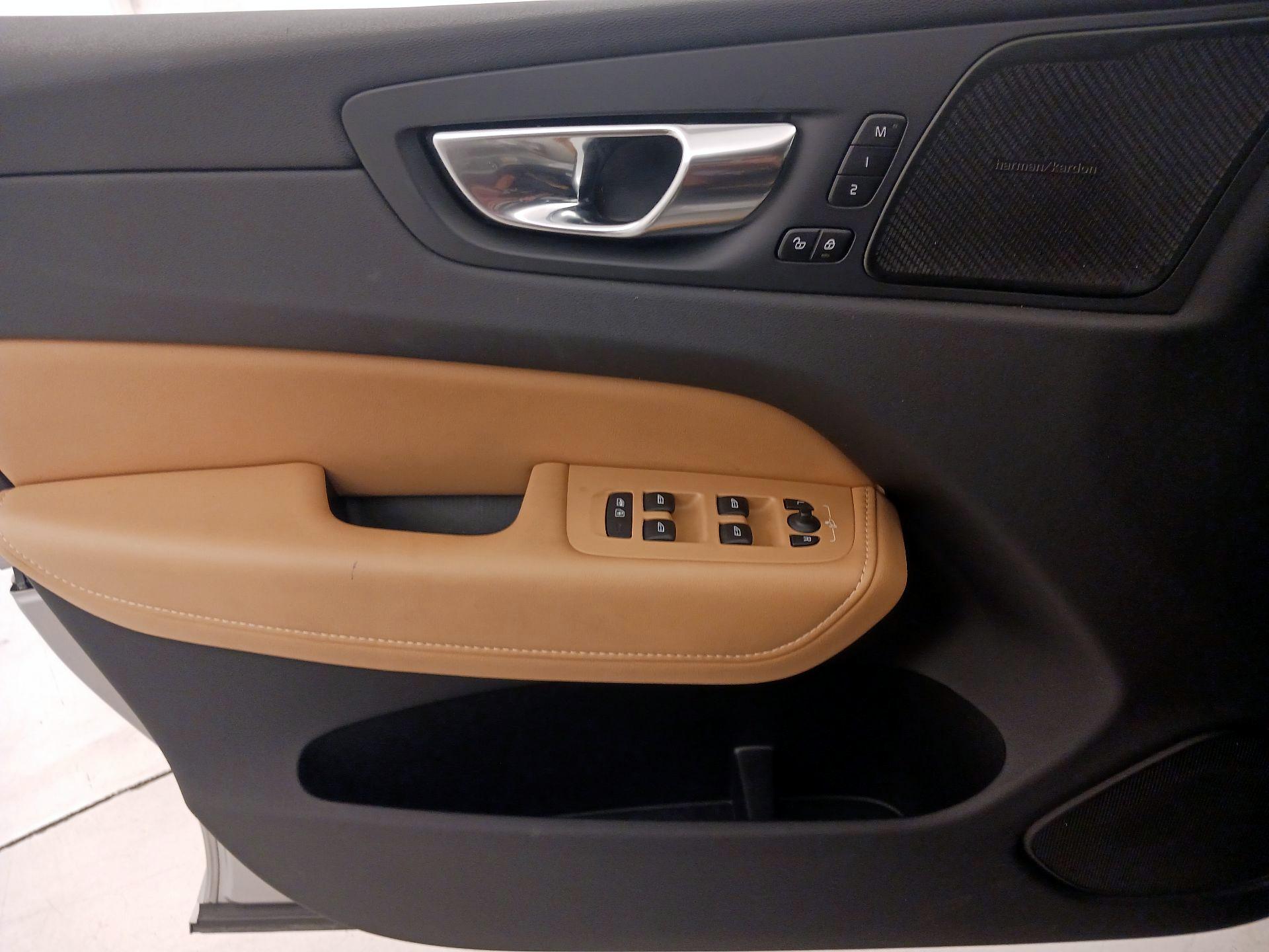 Thumbnail: 2022 Volvo XC60 - 12