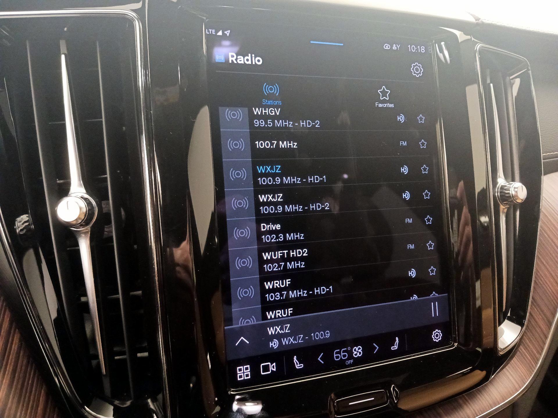Thumbnail: 2022 Volvo XC60 - 16