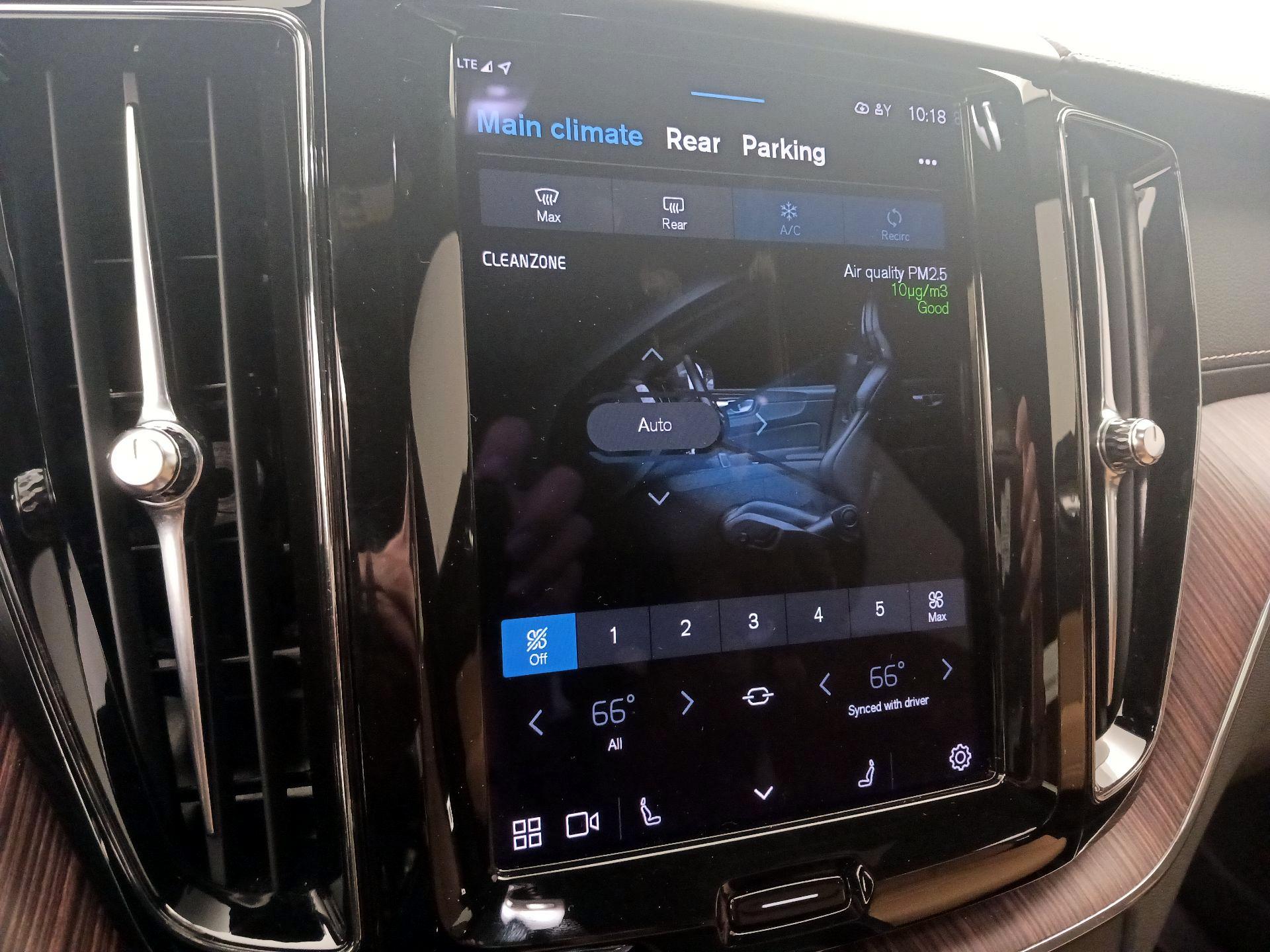 Thumbnail: 2022 Volvo XC60 - 17