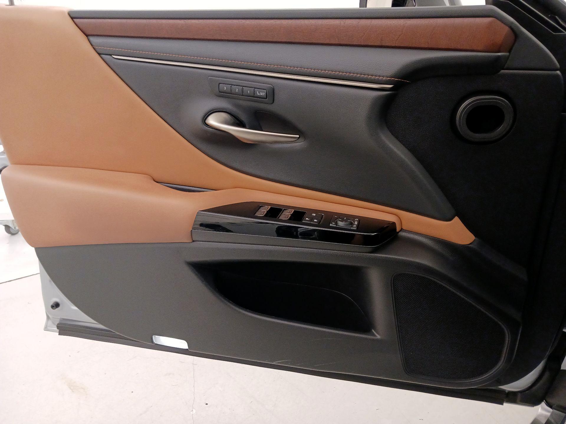 Thumbnail: 2022 Lexus ES - 12