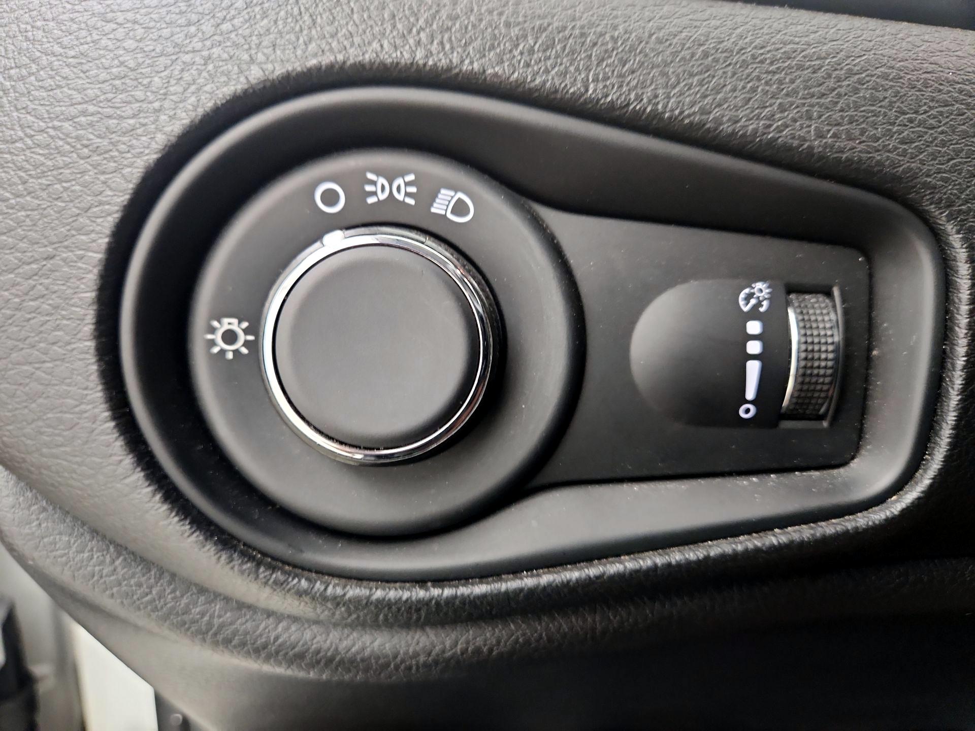 Thumbnail: 2016 Jeep Renegade - 13