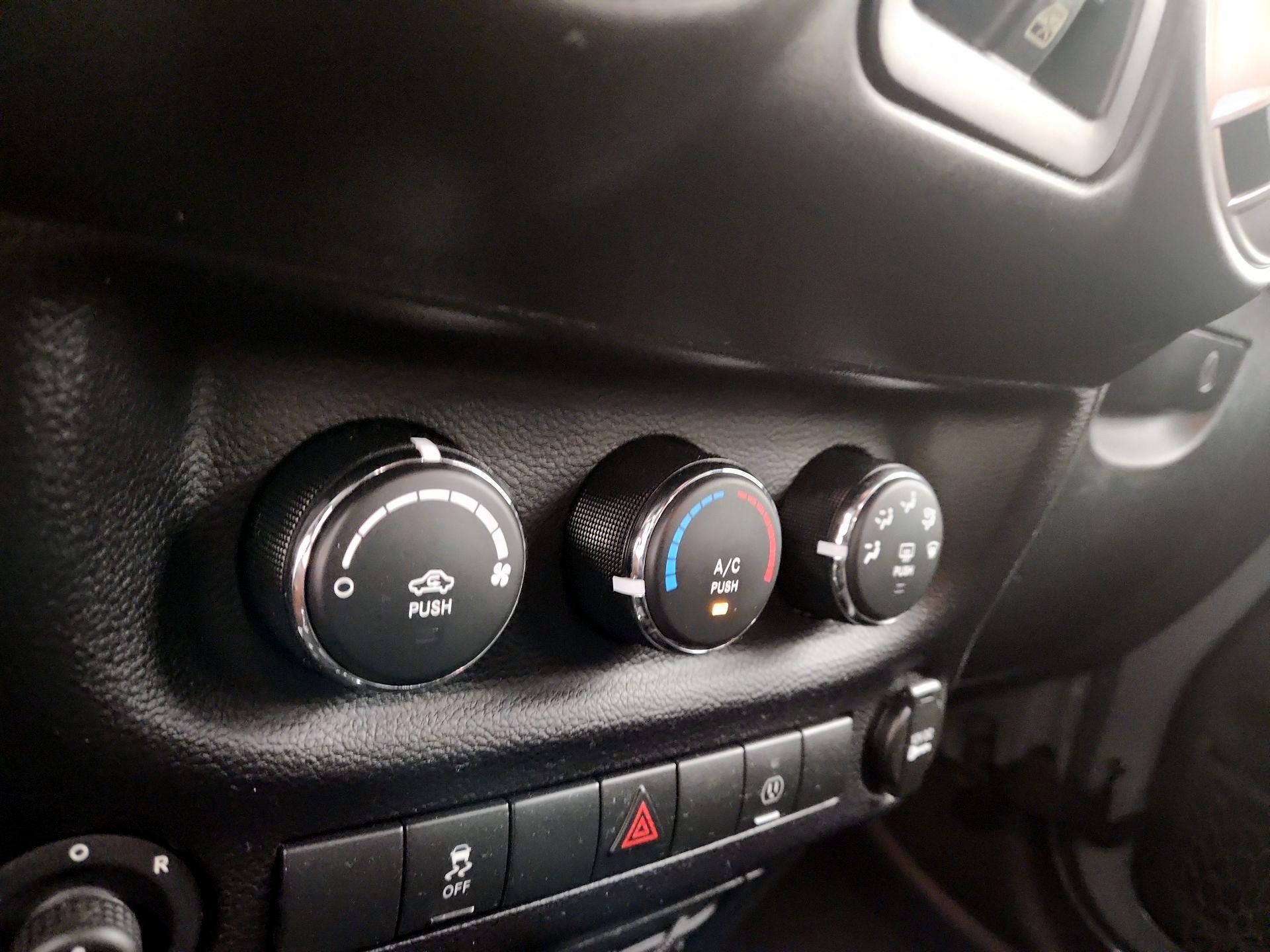 Thumbnail: 2015 Jeep Wrangler - 14