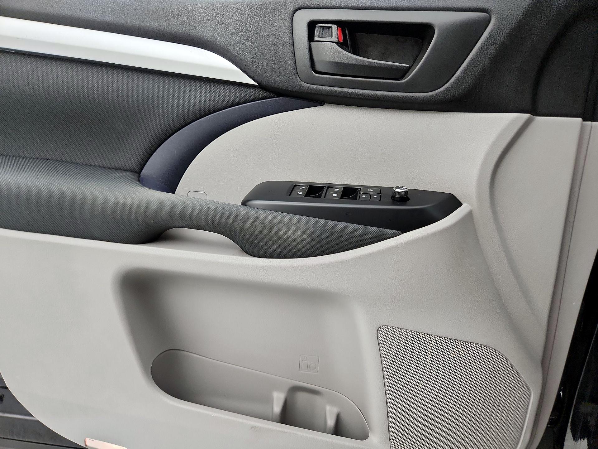 Thumbnail: 2016 Toyota Highlander - 12