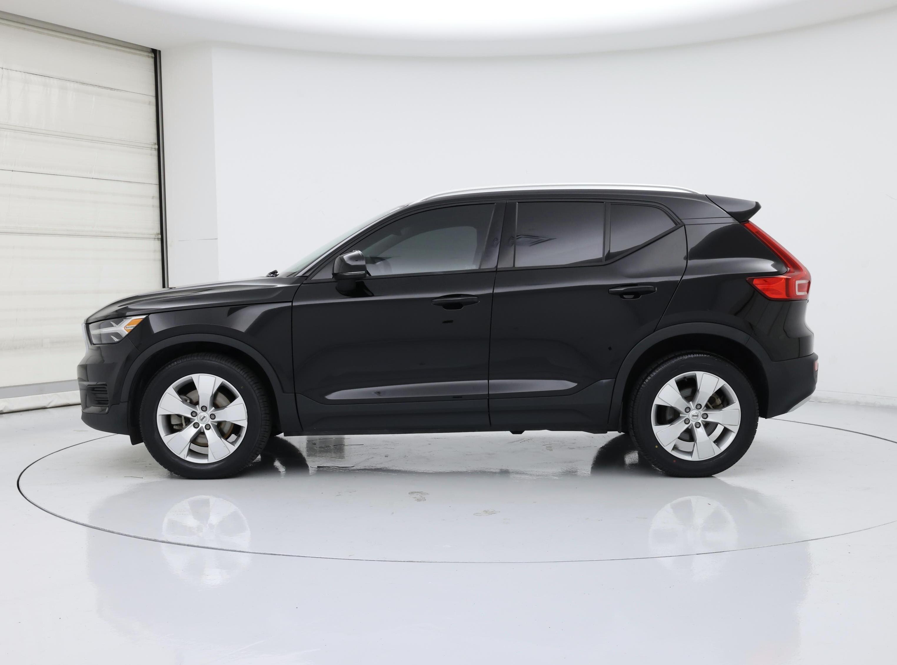 Thumbnail: 2022 Volvo XC40 - 3
