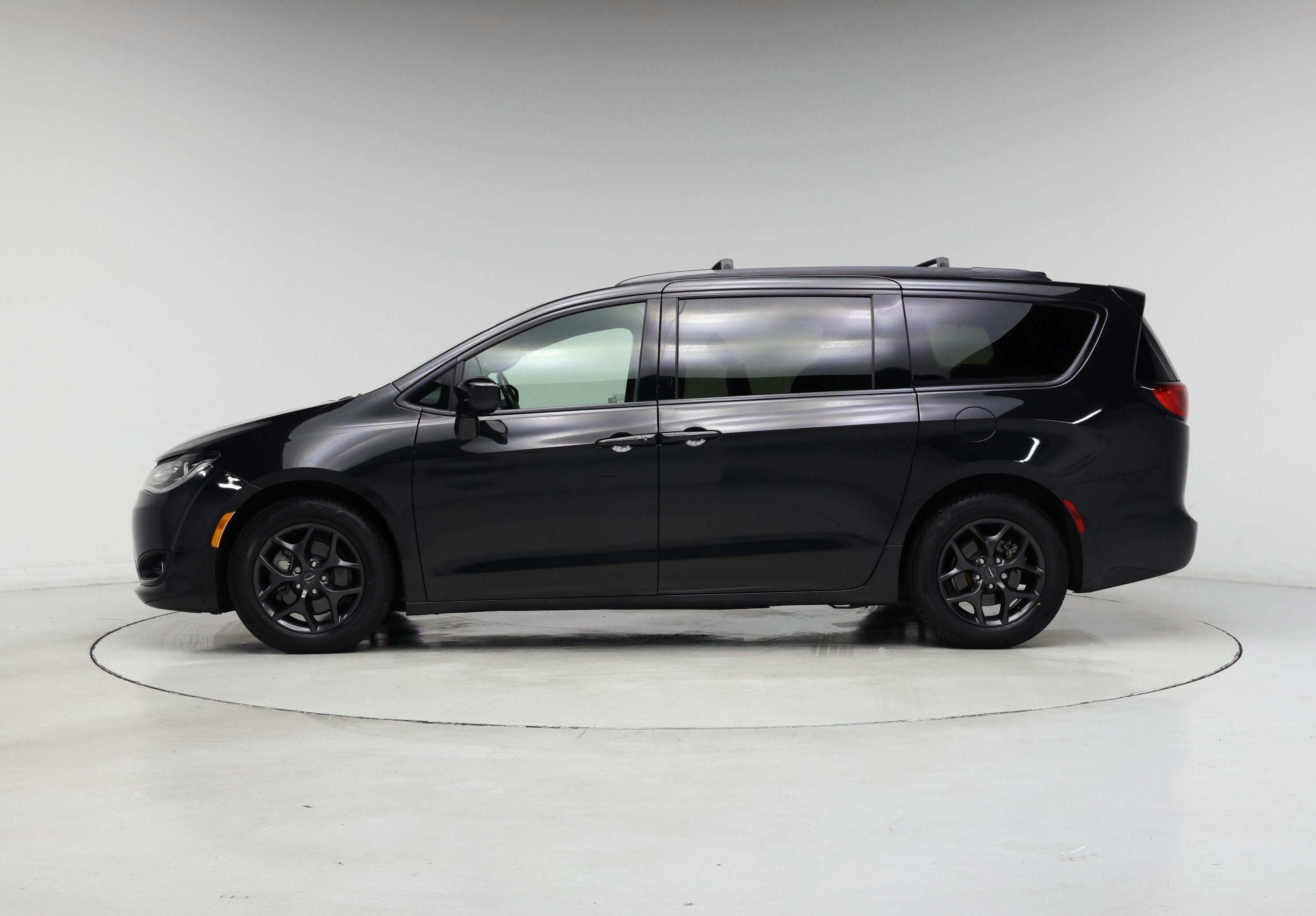 Thumbnail: 2019 Chrysler Pacifica - 3
