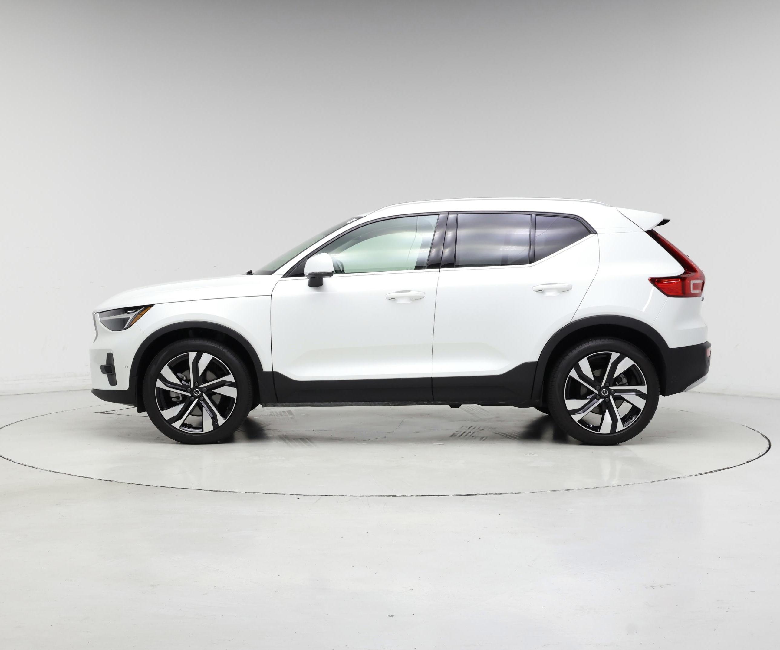 Thumbnail: 2023 Volvo XC40 - 3