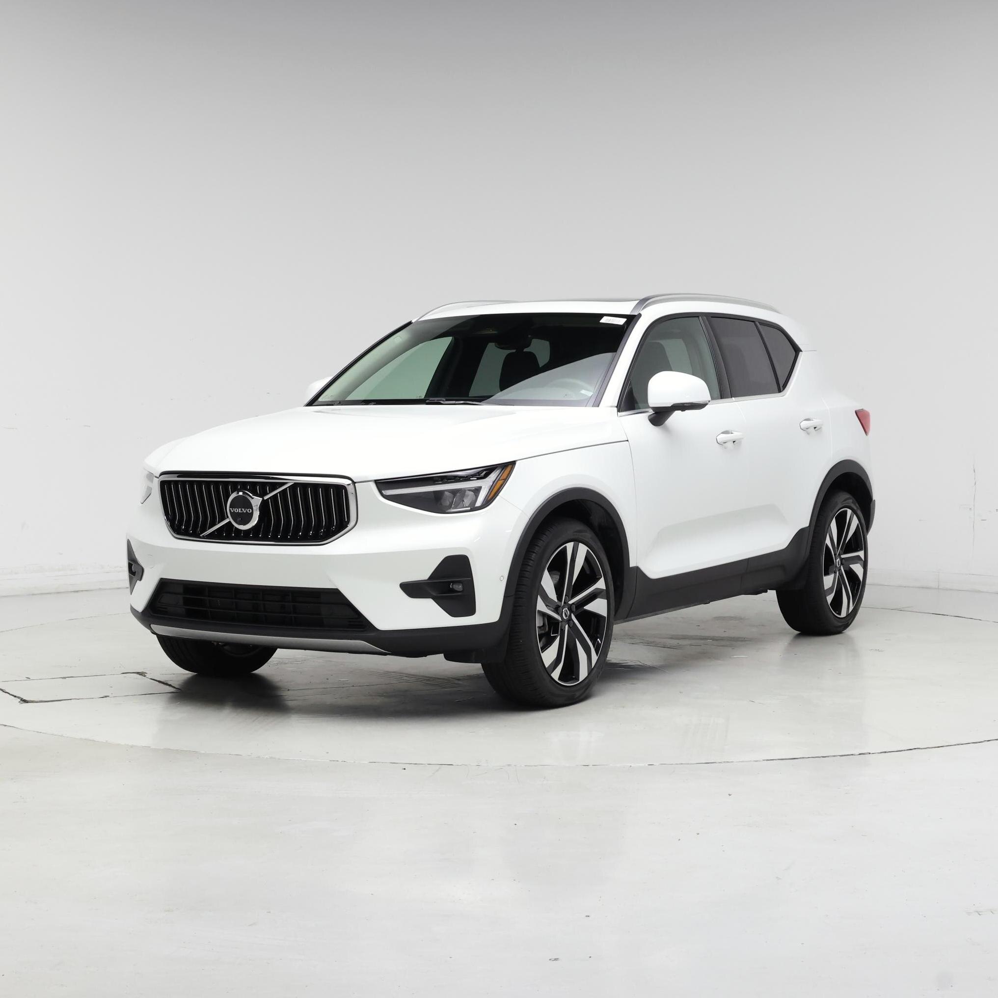Thumbnail: 2023 Volvo XC40 - 4