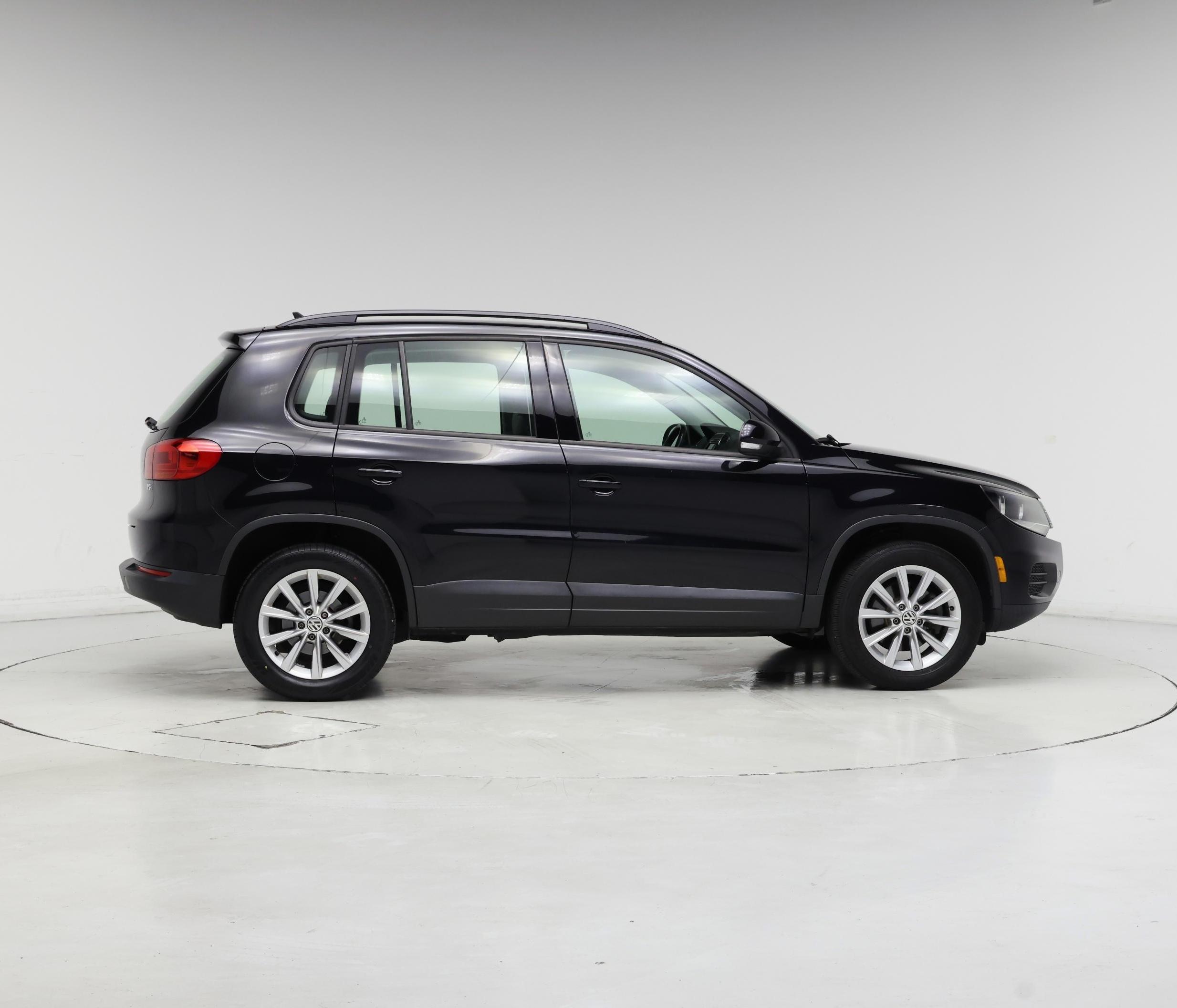 Thumbnail: 2017 Volkswagen Tiguan - 7