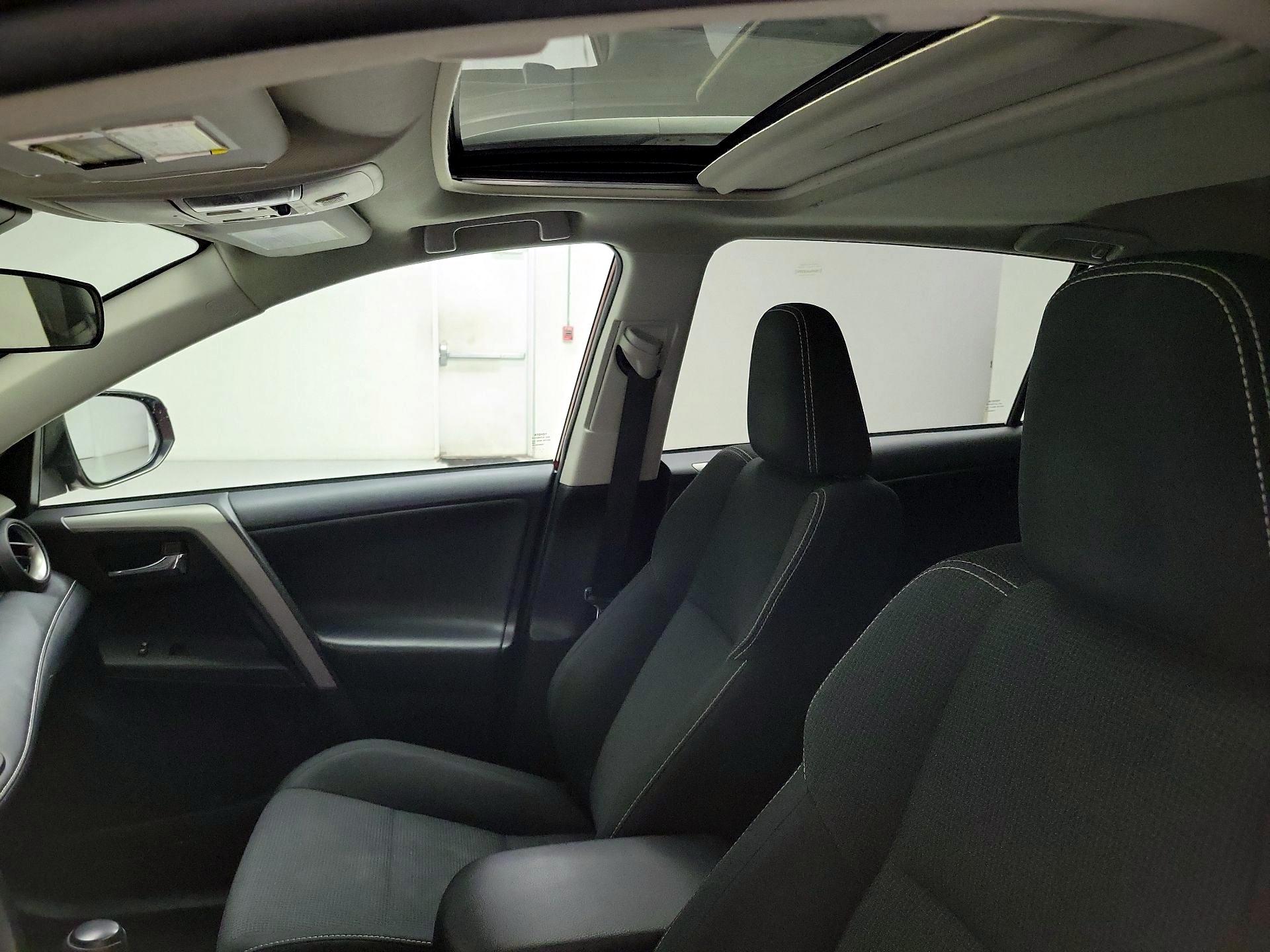 Thumbnail: 2018 Toyota RAV4 - 20