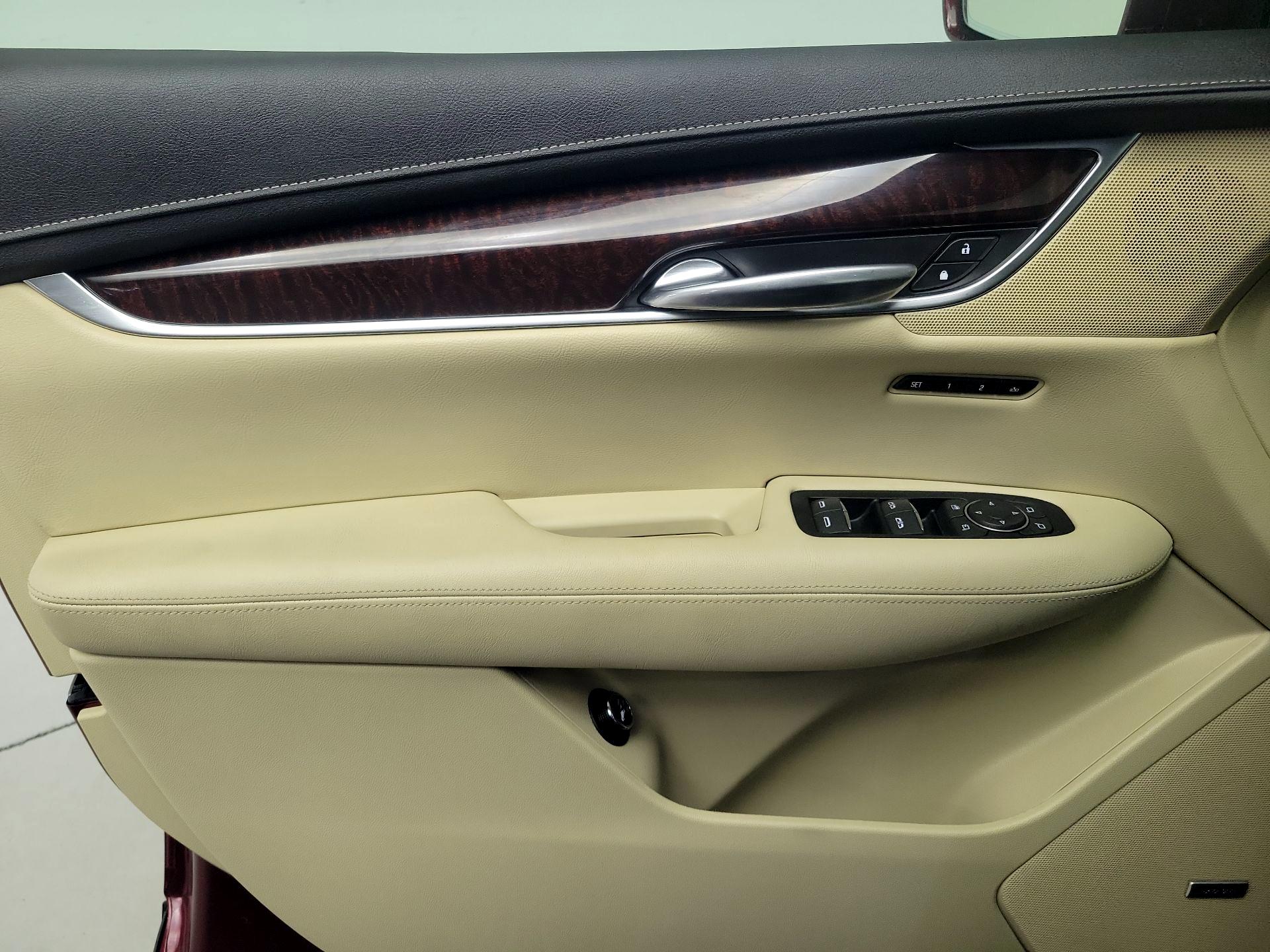 Thumbnail: 2017 Cadillac XT5 - 12