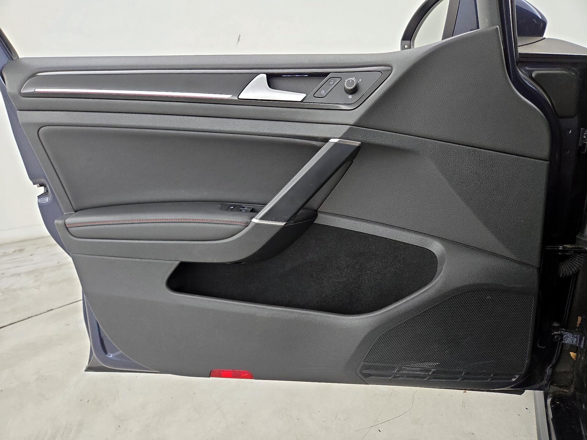 Thumbnail: 2015 Volkswagen Golf - 12