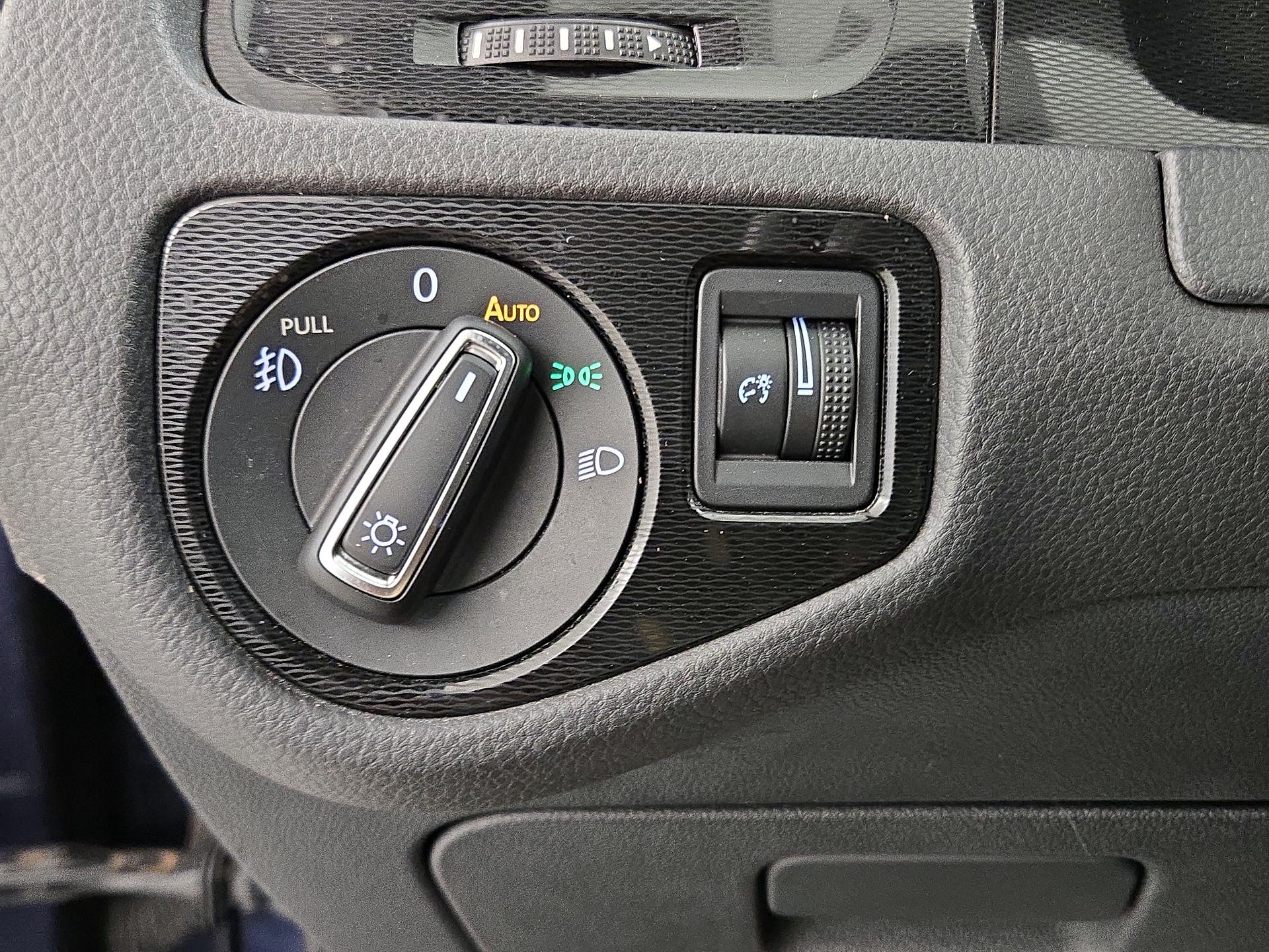 Thumbnail: 2015 Volkswagen Golf - 13