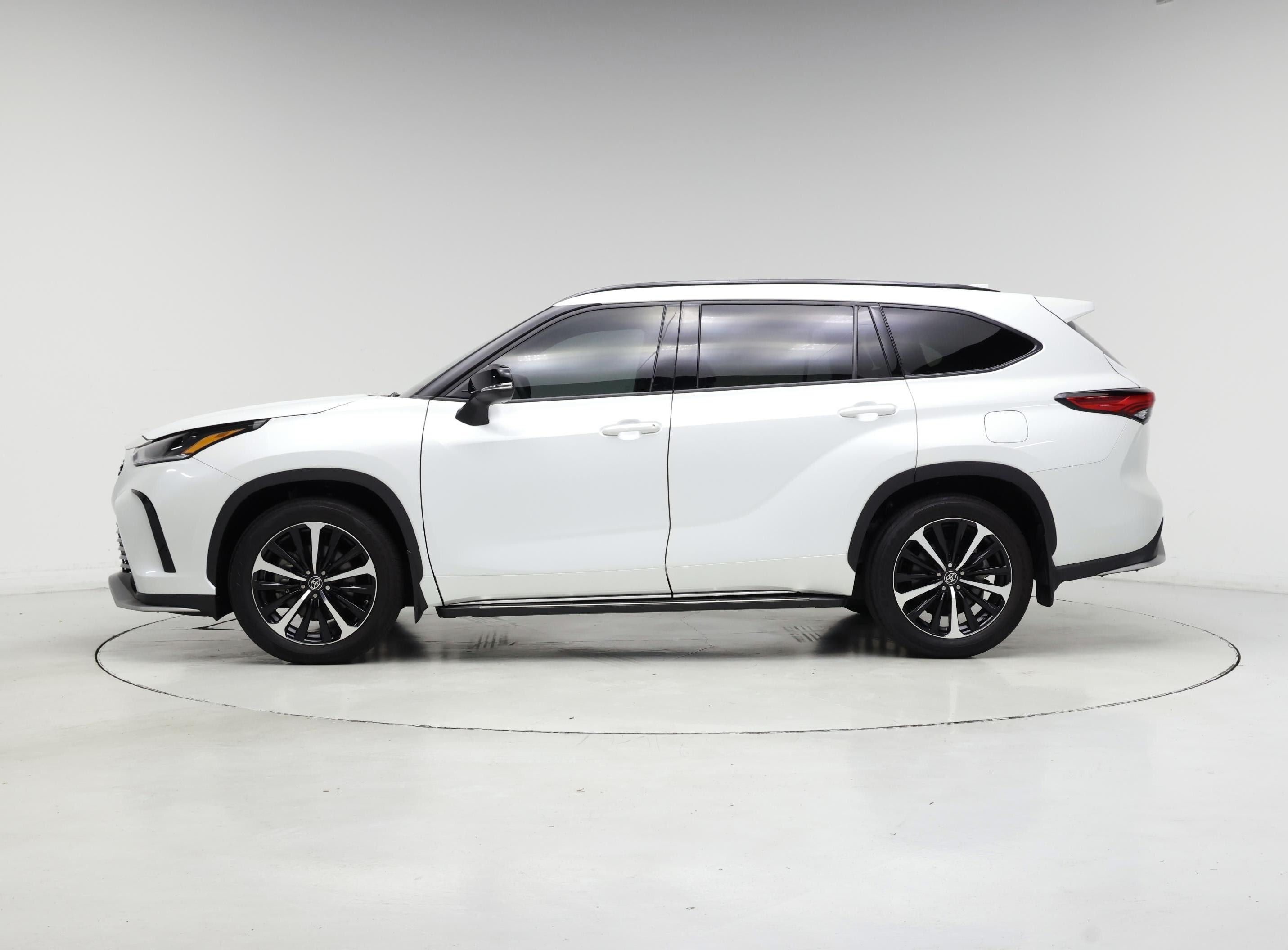 Thumbnail: 2022 Toyota Highlander - 3