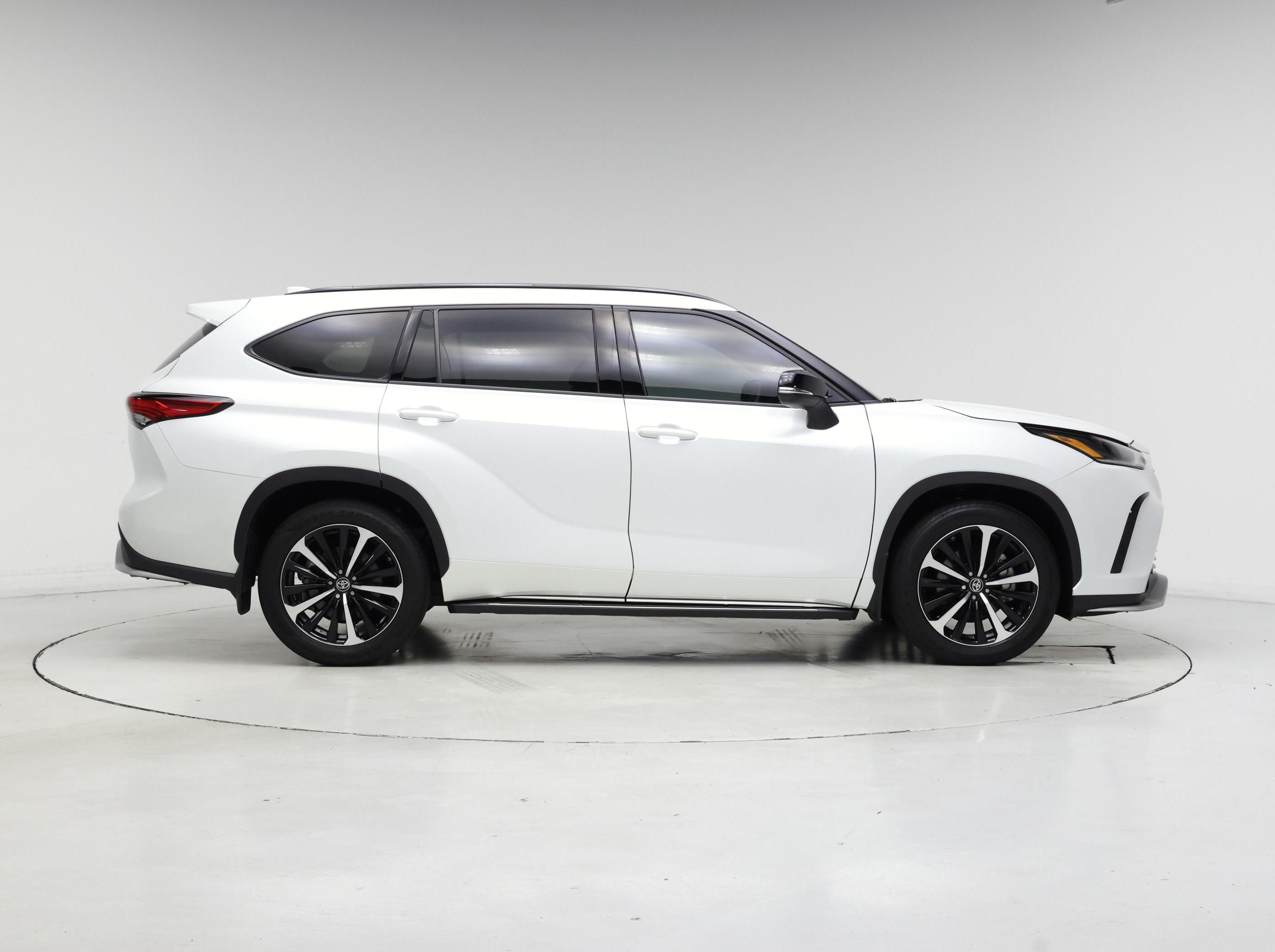 Thumbnail: 2022 Toyota Highlander - 7