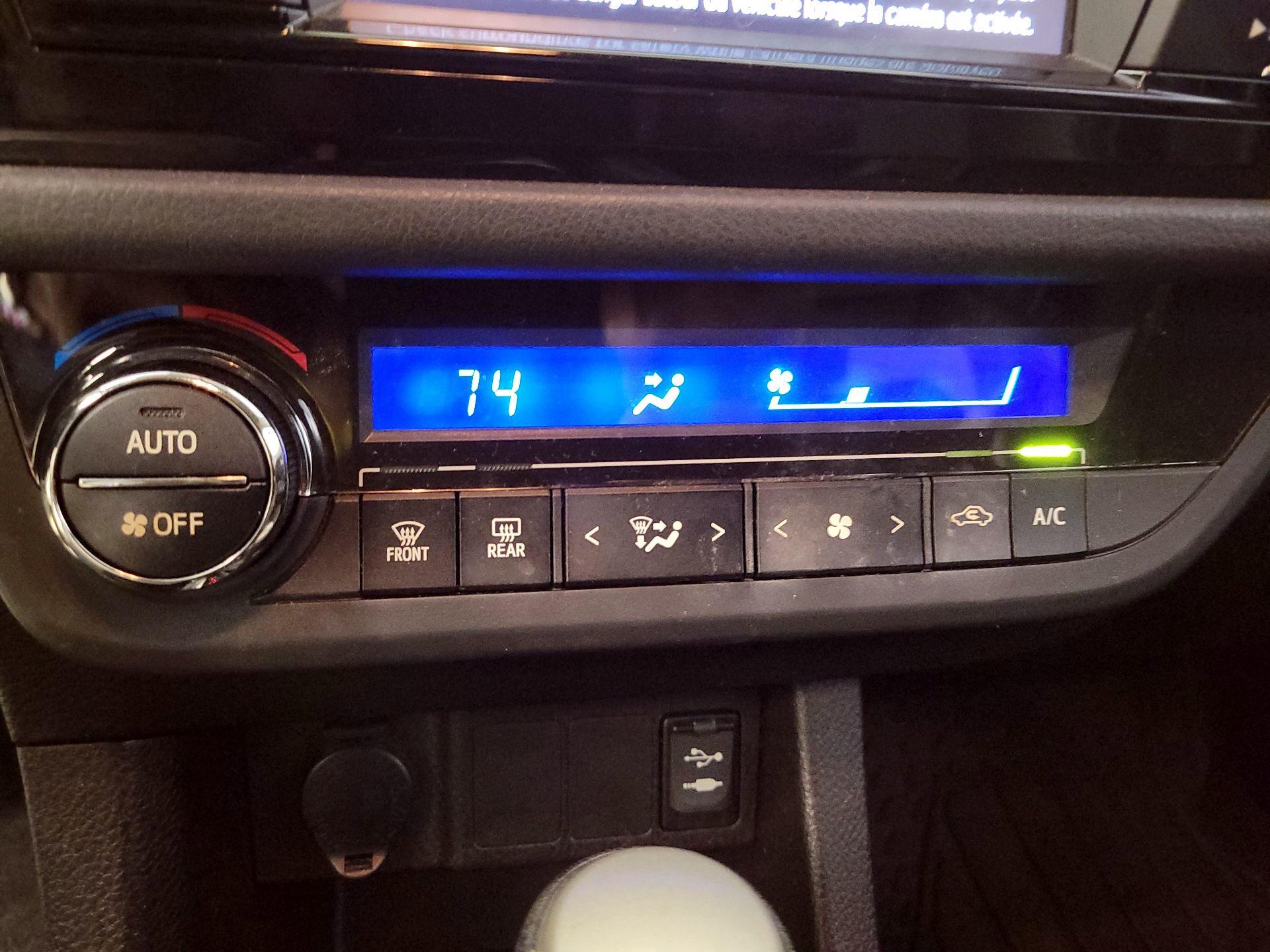 Thumbnail: 2014 Toyota Corolla - 16