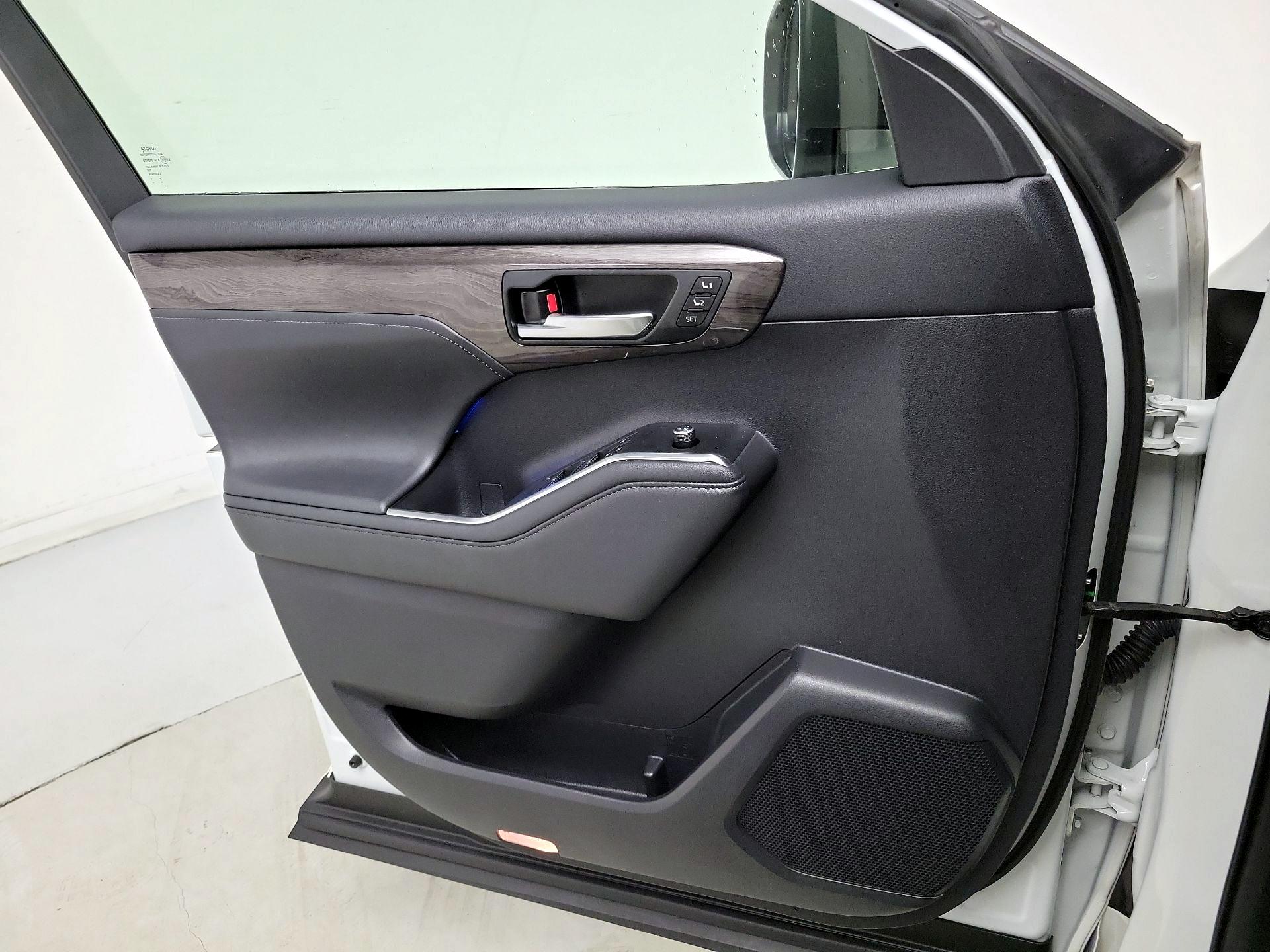 Thumbnail: 2021 Toyota Highlander - 12