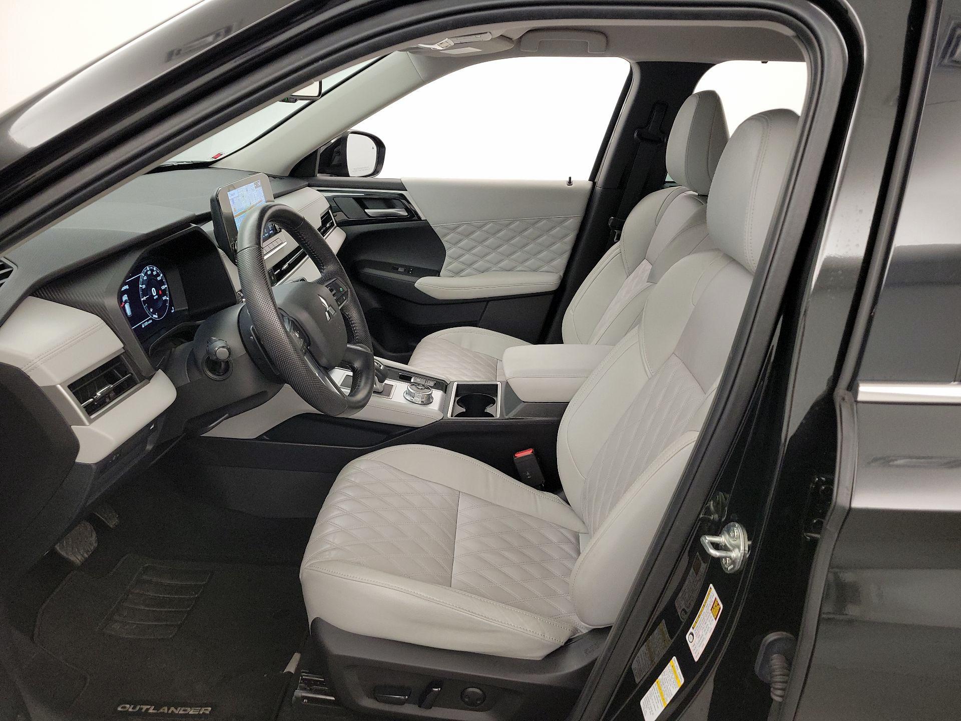Thumbnail: 2023 Mitsubishi Outlander - 11