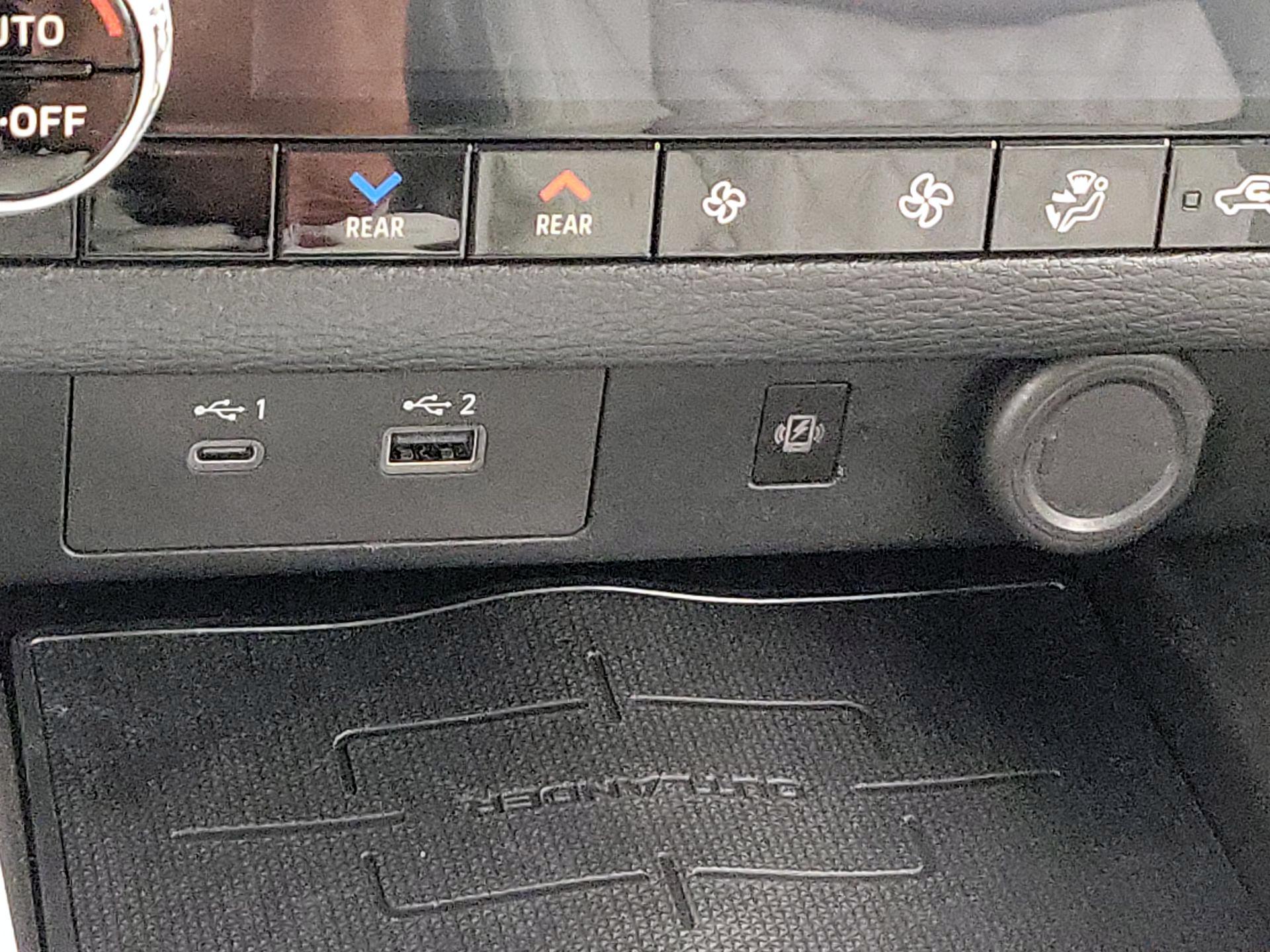 Thumbnail: 2023 Mitsubishi Outlander - 19