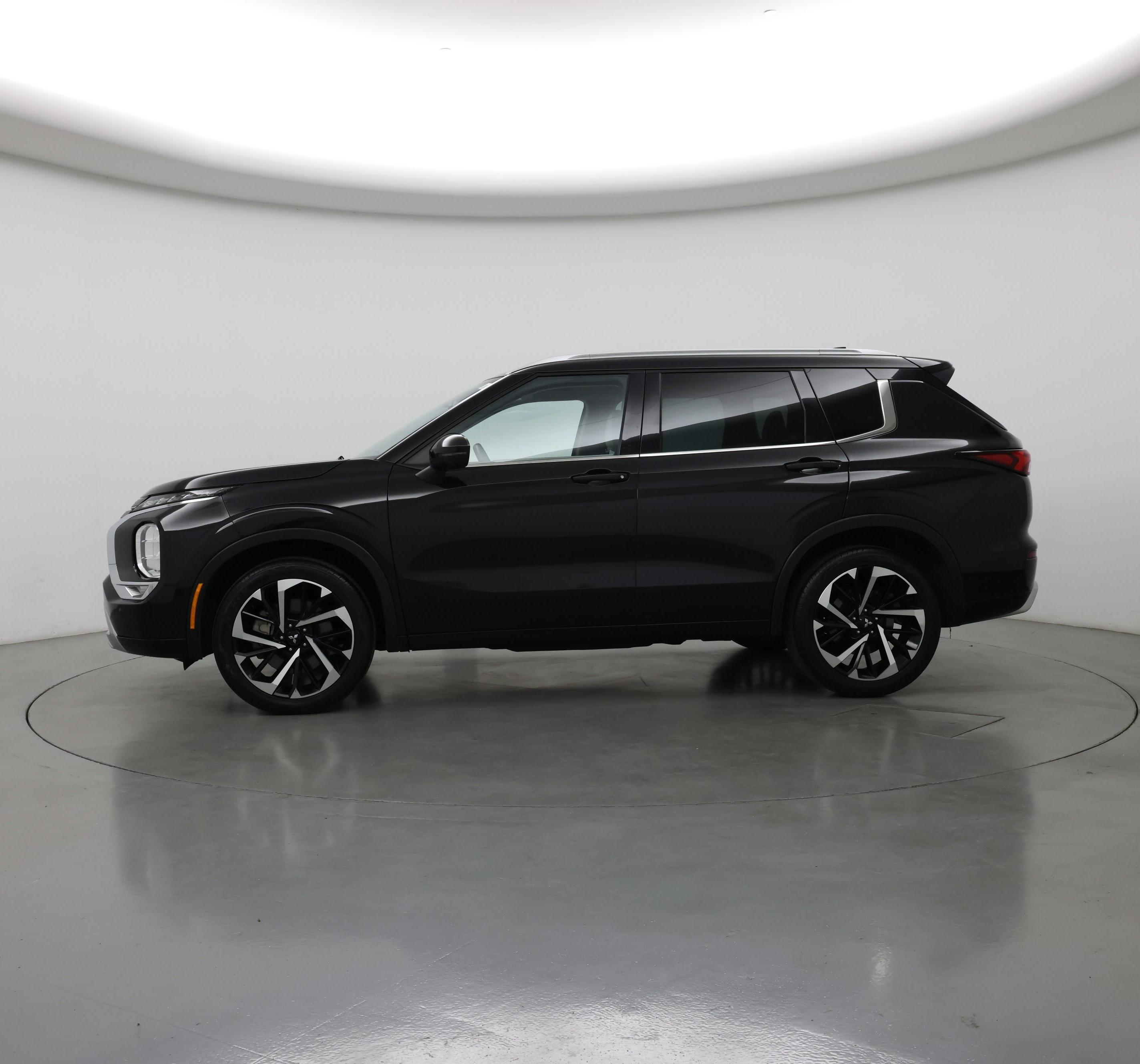 Thumbnail: 2023 Mitsubishi Outlander - 3