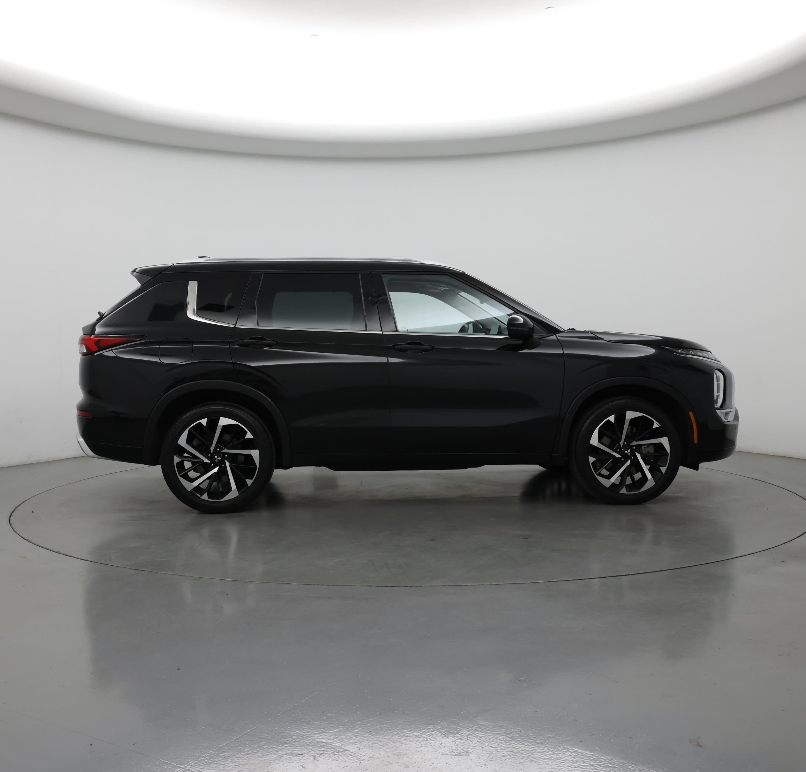 Thumbnail: 2023 Mitsubishi Outlander - 7
