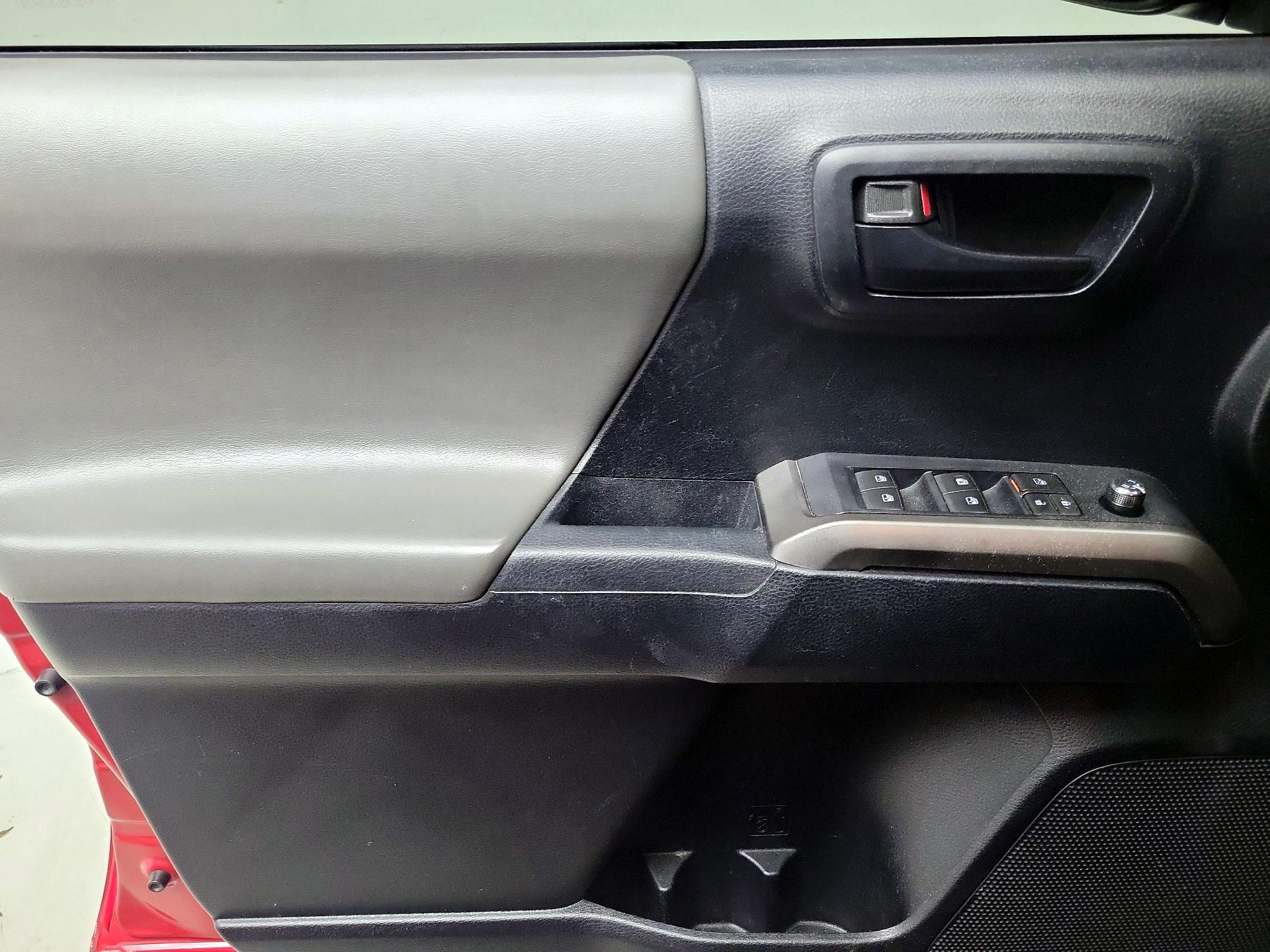 Thumbnail: 2016 Toyota Tacoma - 12