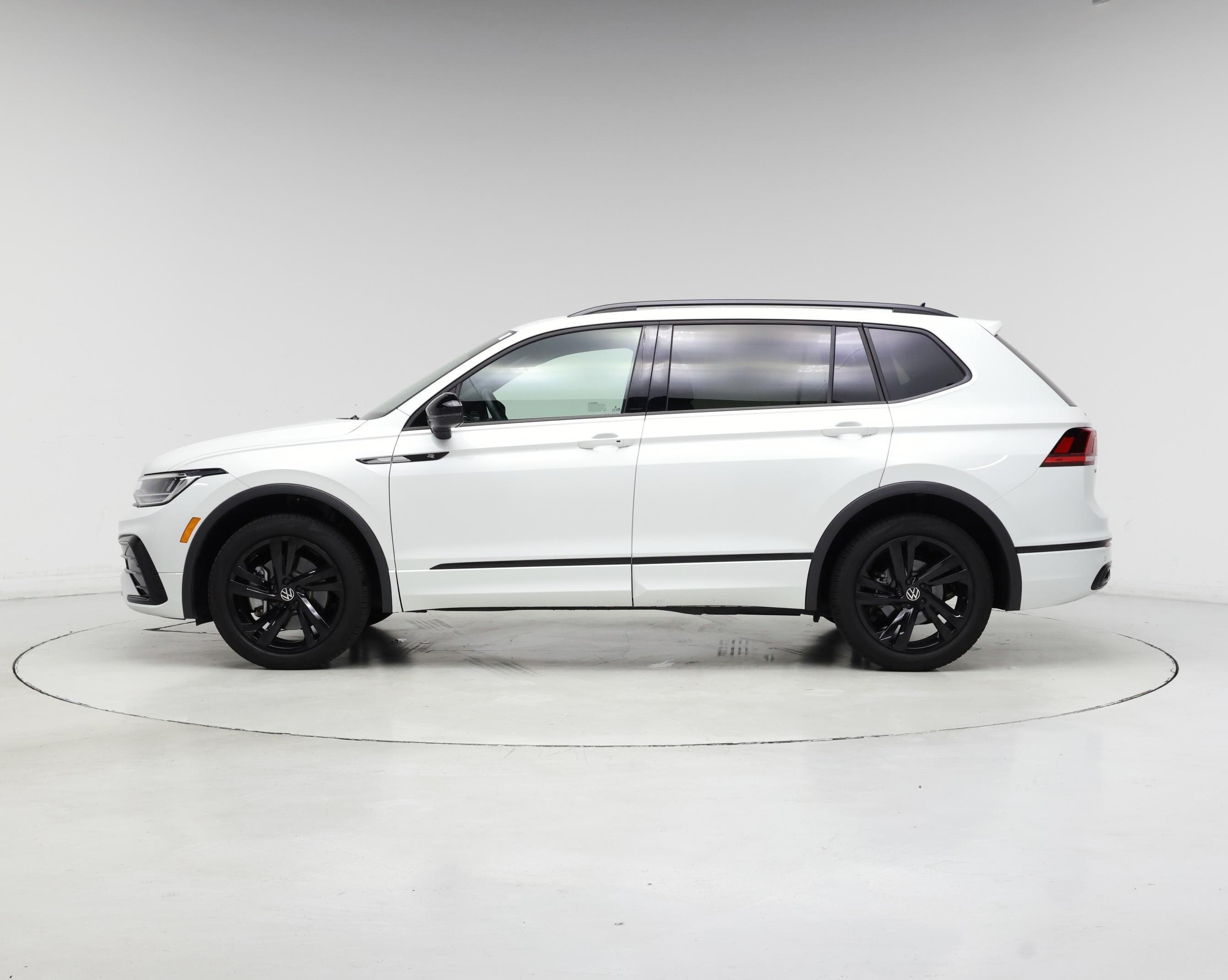 Thumbnail: 2024 Volkswagen Tiguan - 3