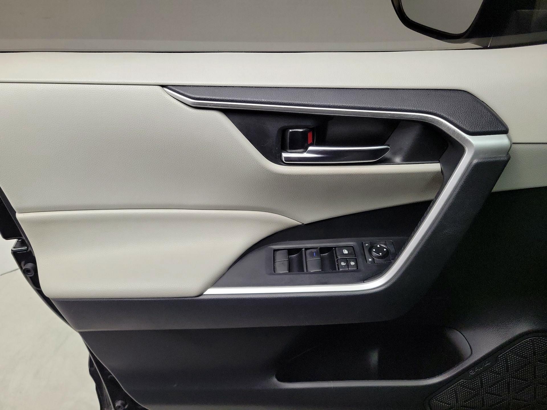 Thumbnail: 2020 Toyota RAV4 - 12