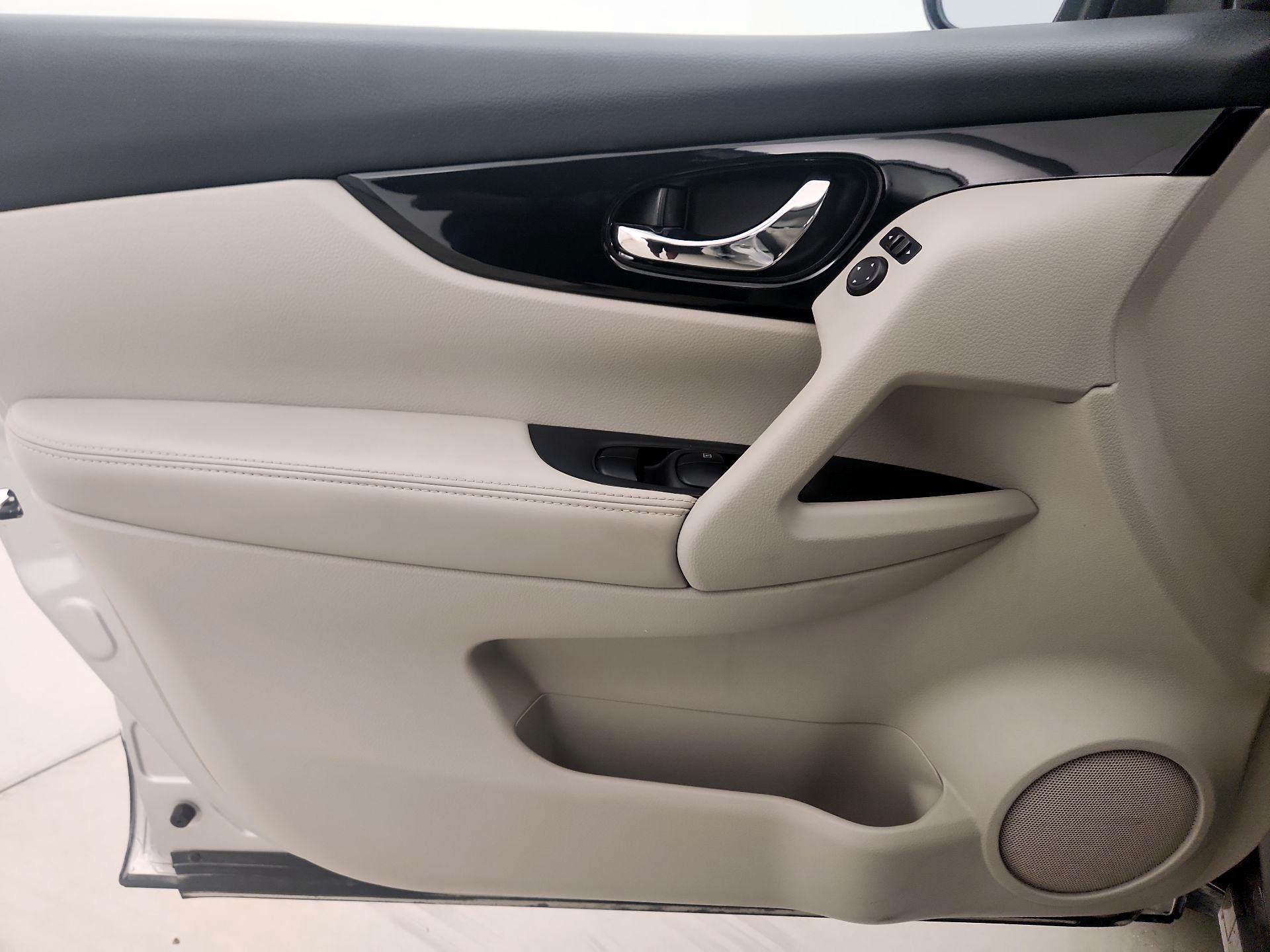 Thumbnail: 2020 Nissan Rogue Sport - 12