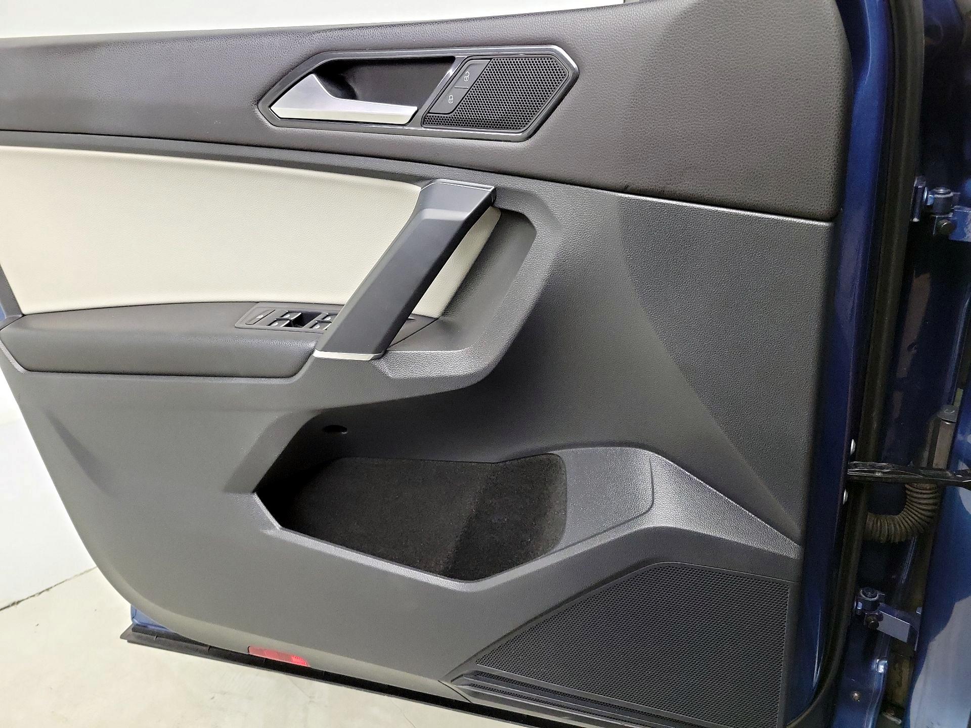 Thumbnail: 2018 Volkswagen Tiguan - 12