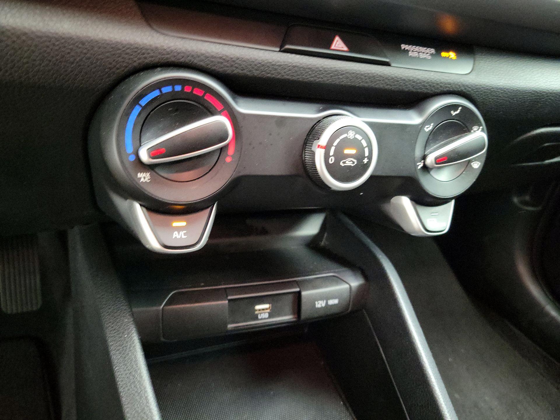 Thumbnail: 2021 Kia Rio - 17