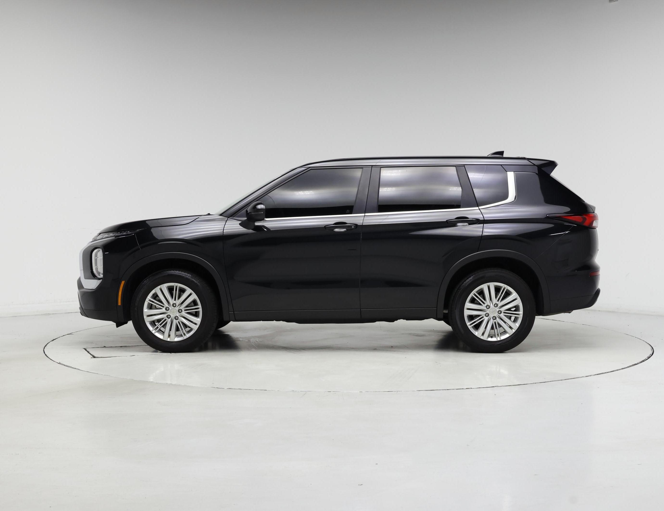 Thumbnail: 2024 Mitsubishi Outlander - 3