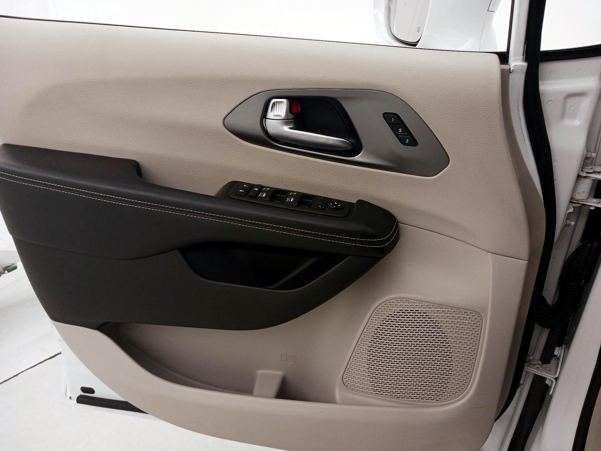 Thumbnail: 2022 Chrysler Pacifica - 12