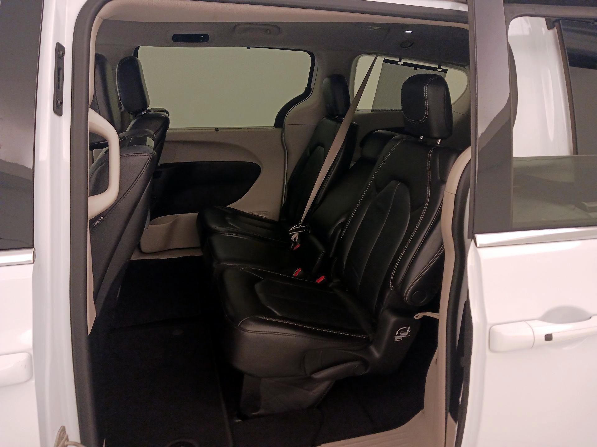 Thumbnail: 2022 Chrysler Pacifica - 20