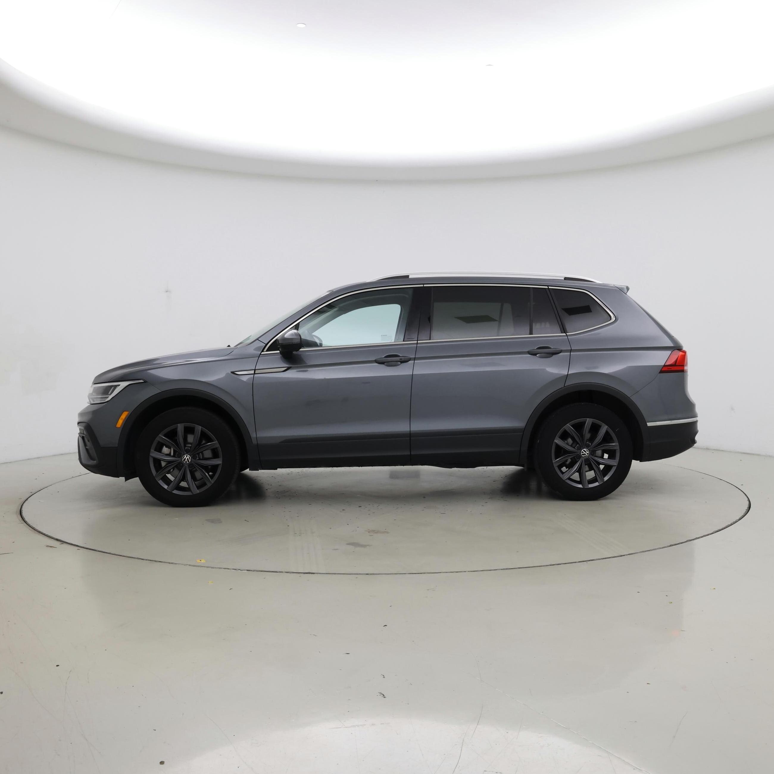 Thumbnail: 2023 Volkswagen Tiguan - 3