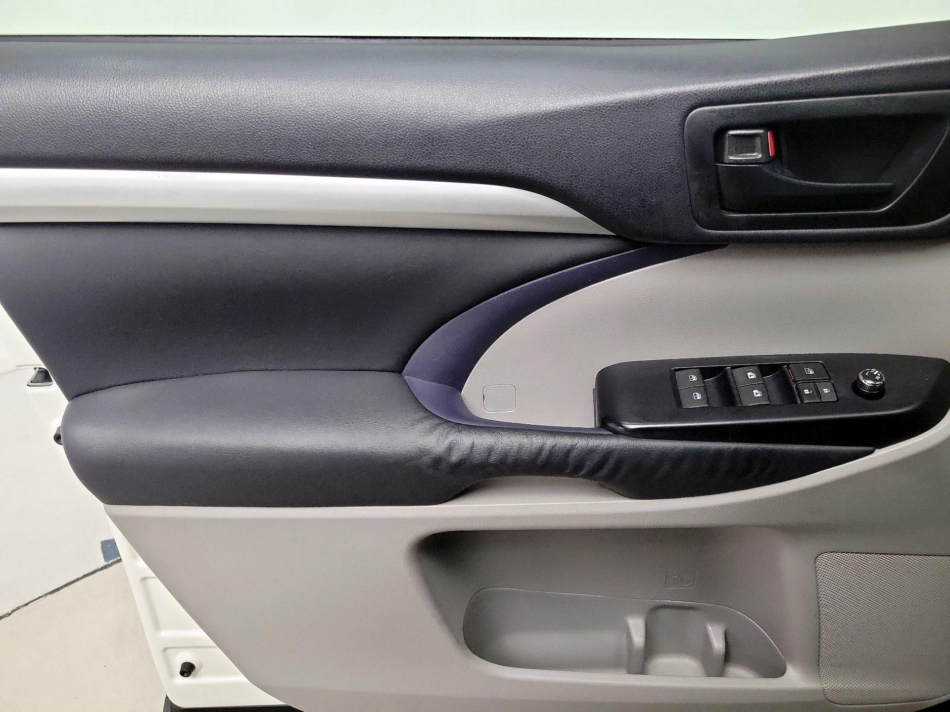Thumbnail: 2014 Toyota Highlander - 12