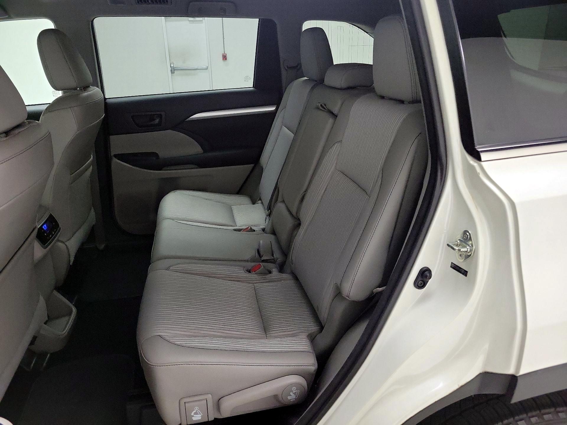 Thumbnail: 2014 Toyota Highlander - 19