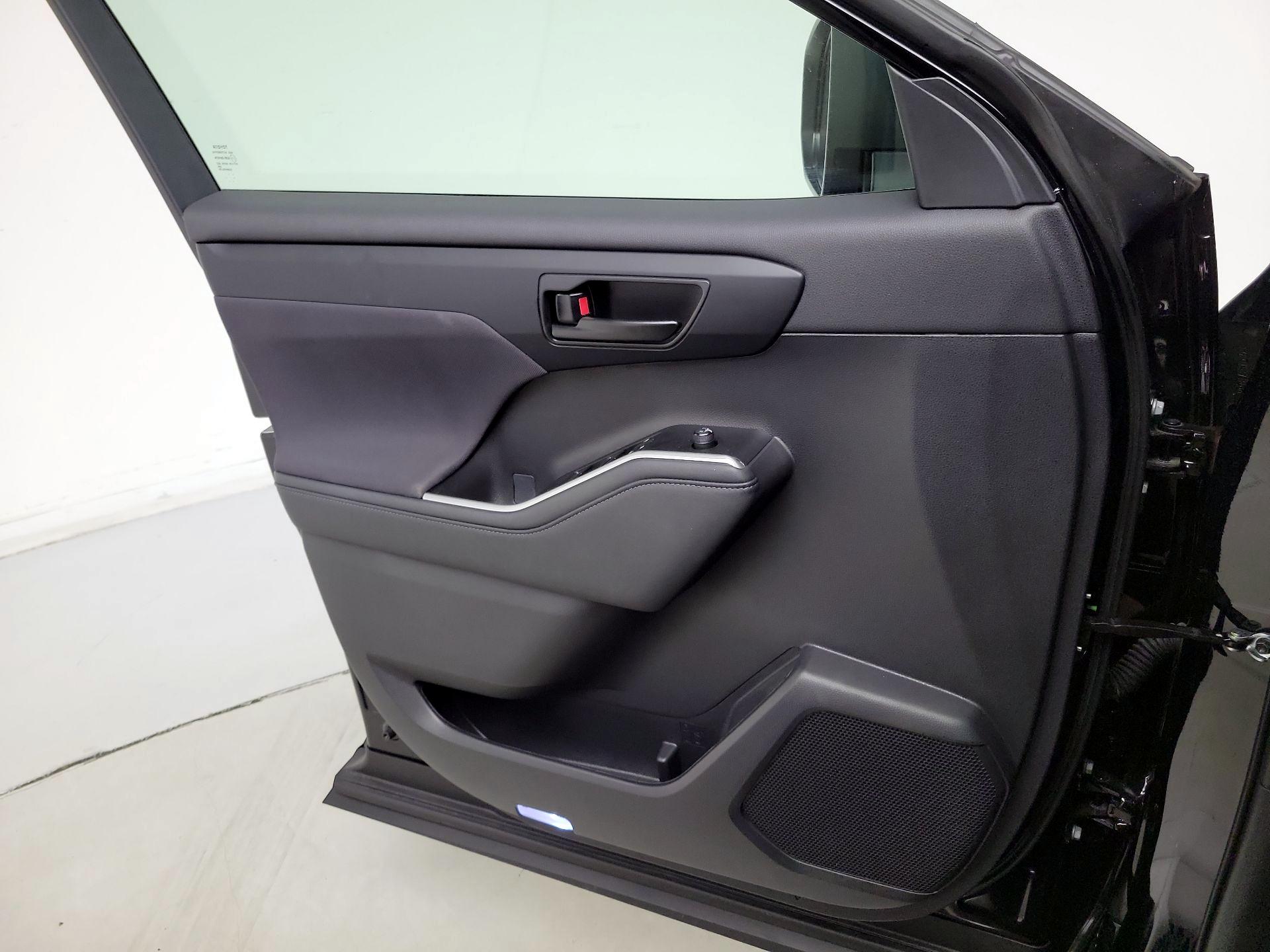 Thumbnail: 2023 Toyota Highlander - 12