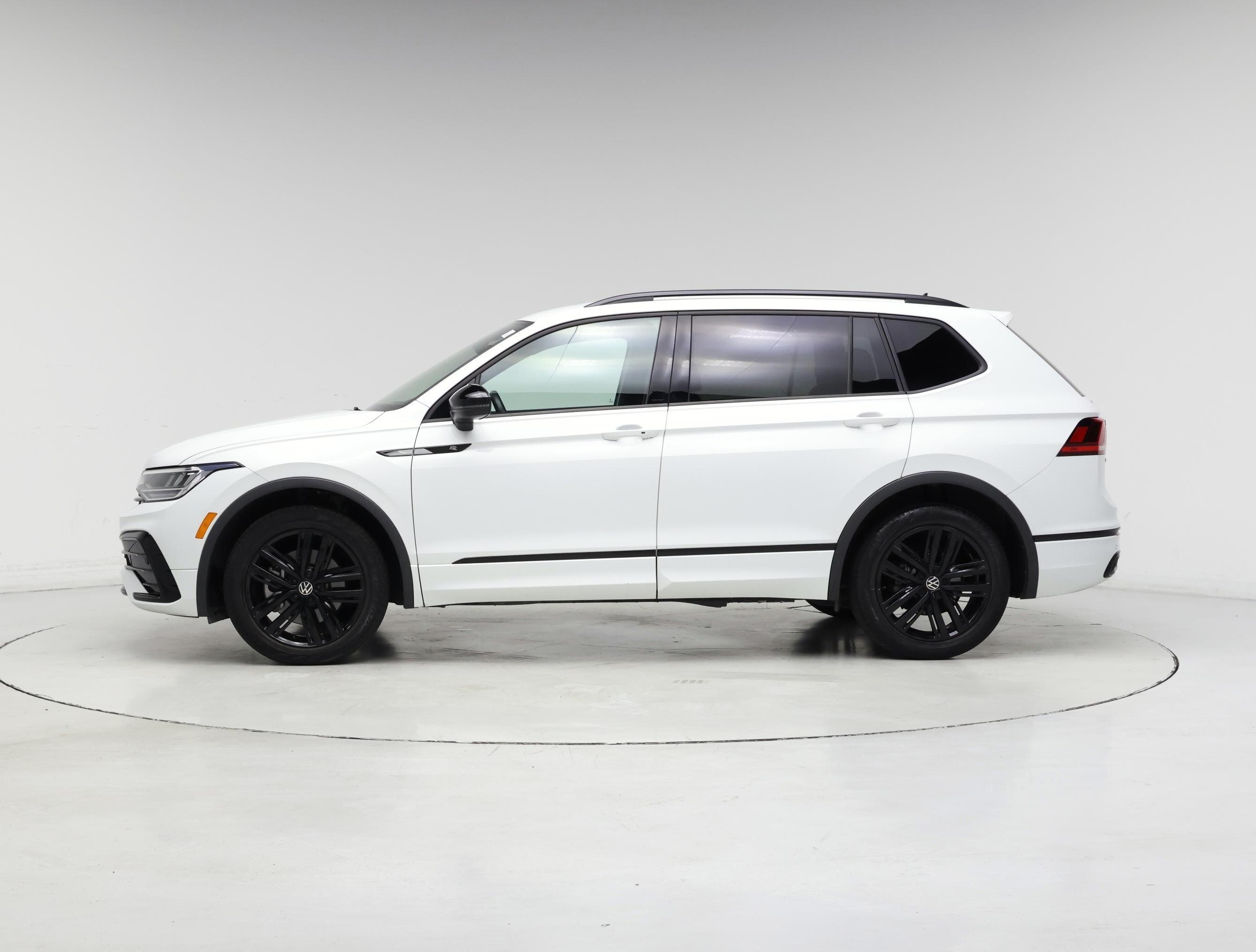 Thumbnail: 2022 Volkswagen Tiguan - 3