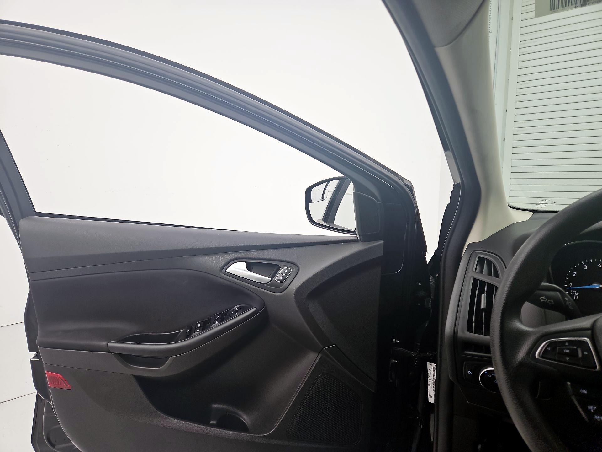 Thumbnail: 2016 Ford Focus - 12